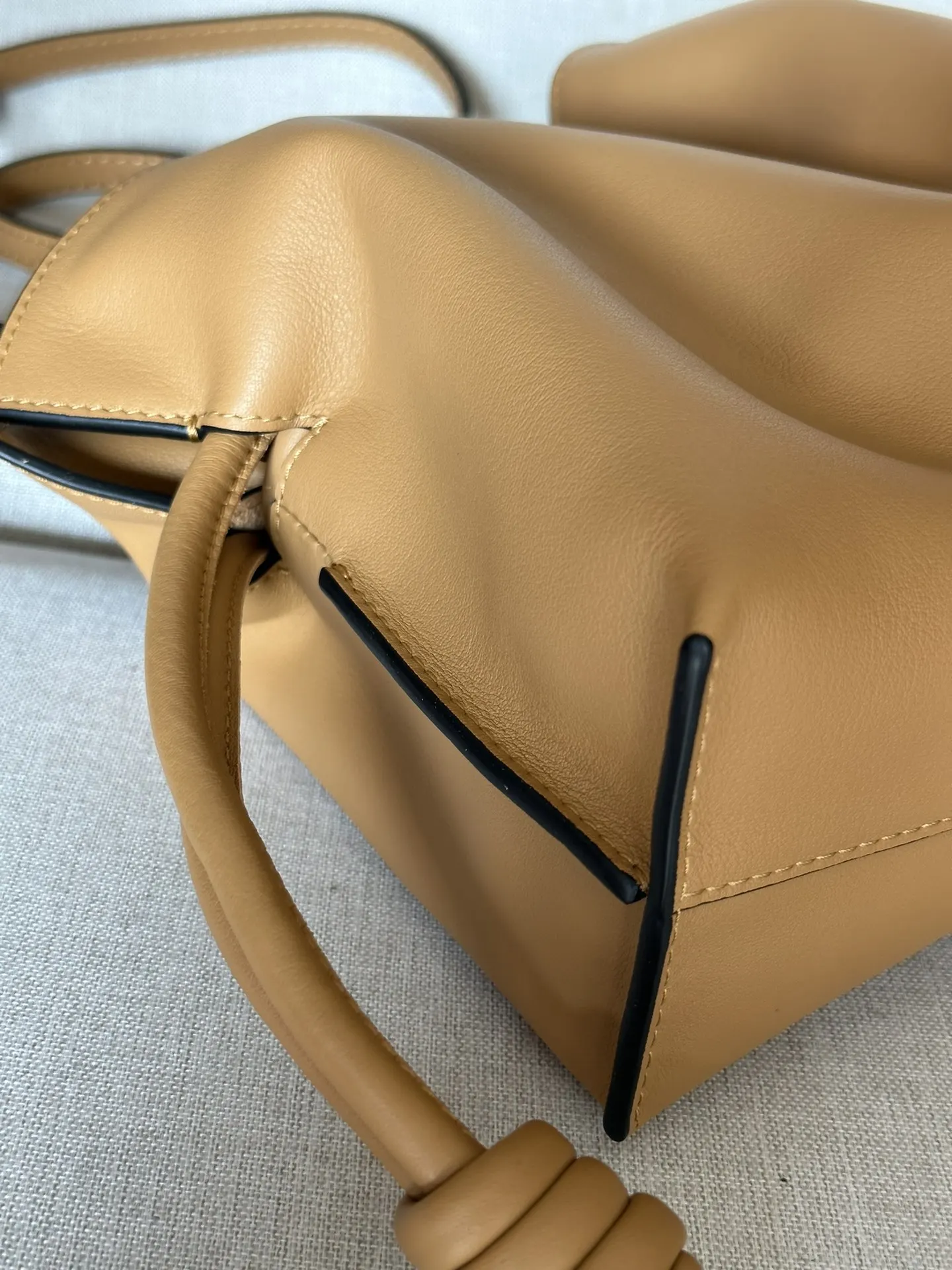 Loewe 金色 牛皮 手拿包 精致手拿款