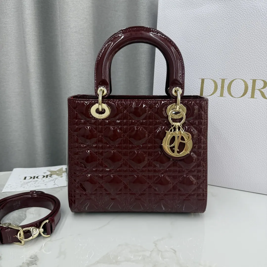 Dior Lady Dior Lady 酒红色牛皮卡夹 精致配饰