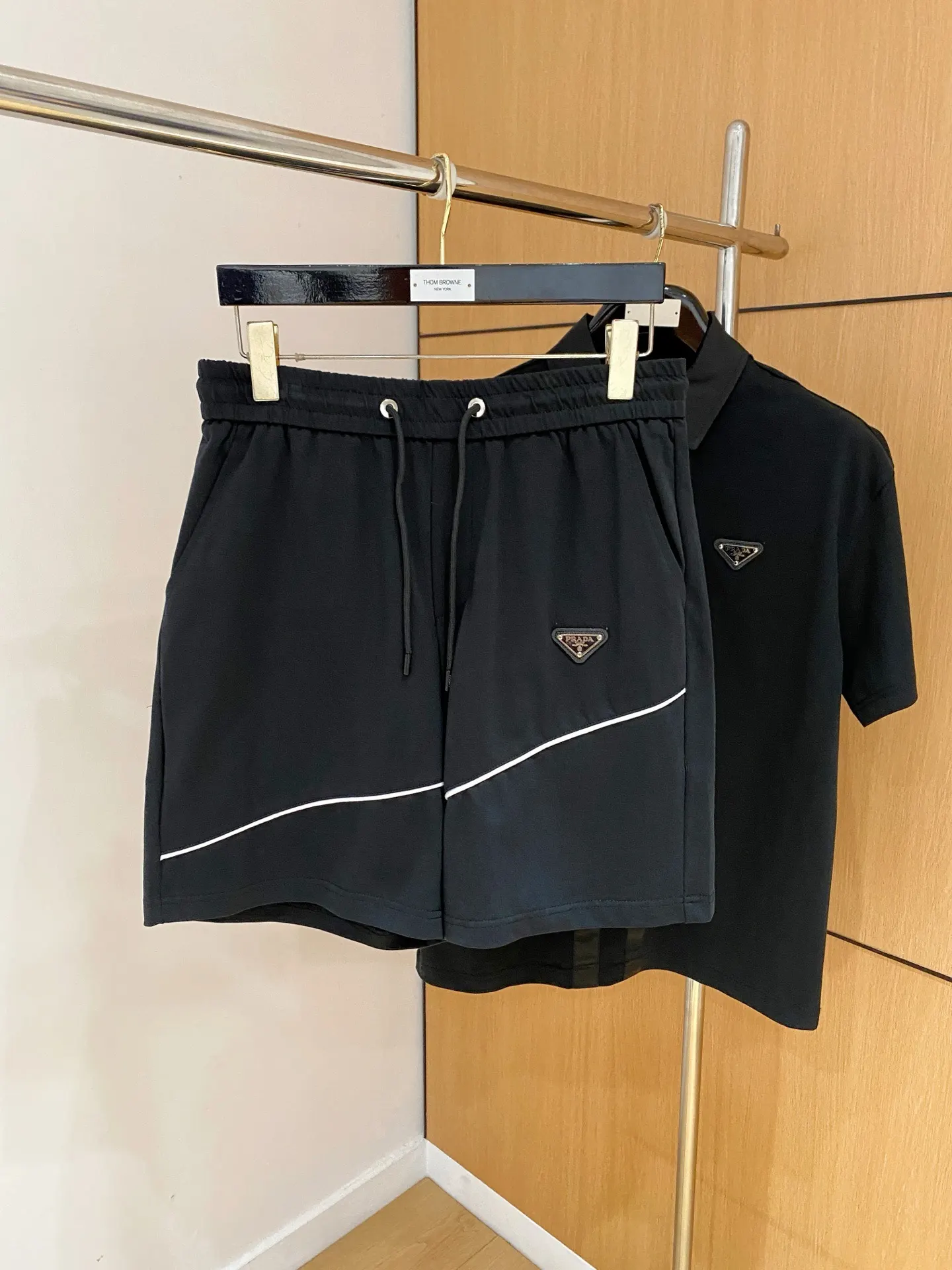 Prada 黑色 三角标 条纹翻领 套装 短裤