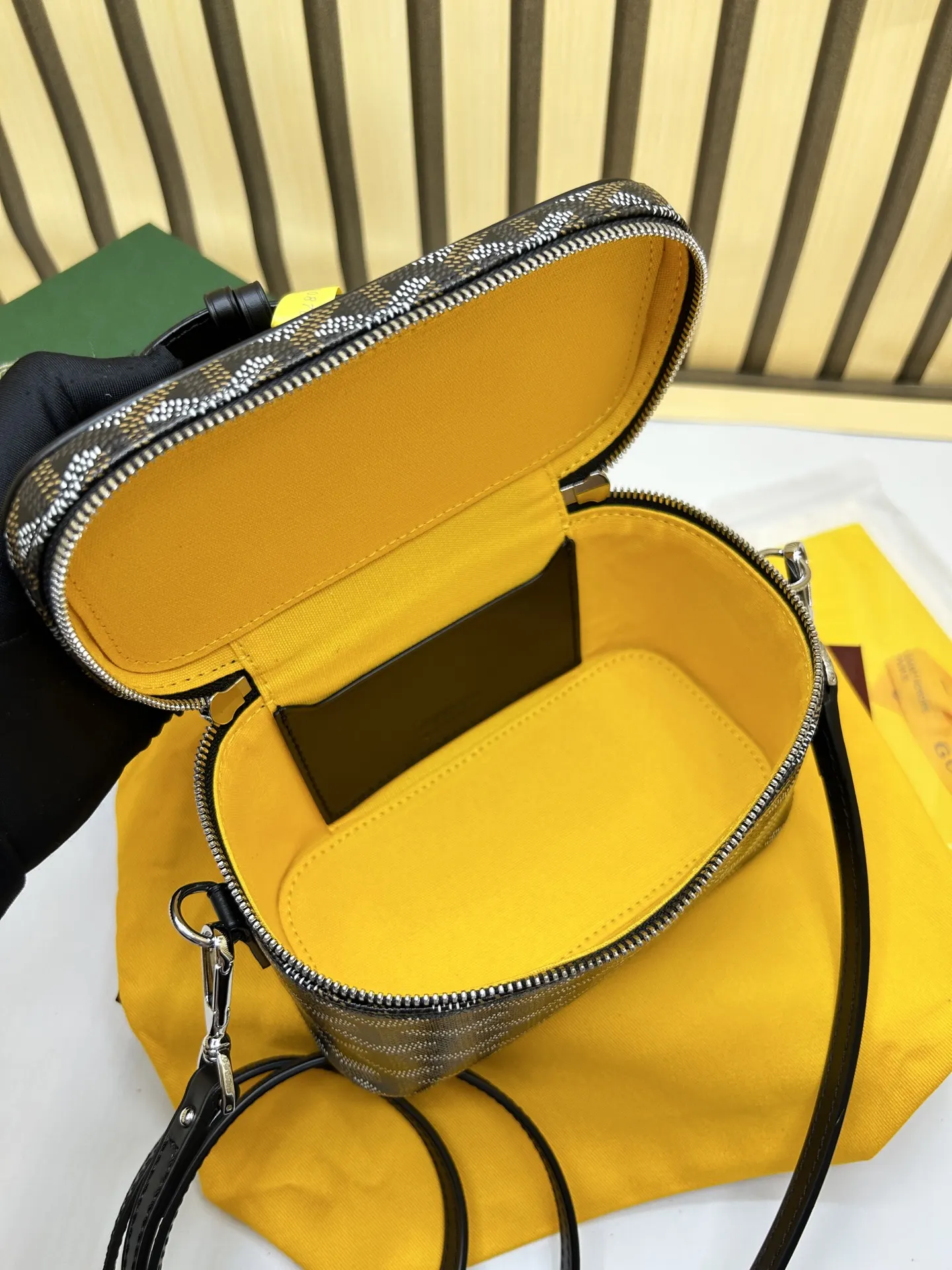 黑色 黄色 小牛皮 化妆包nano系列 黑色 便携收纳款