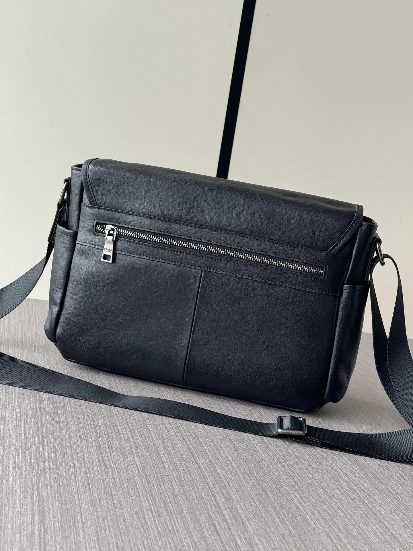 PRADA 黑色 牛皮 Logo 斜挎包 日常通勤款