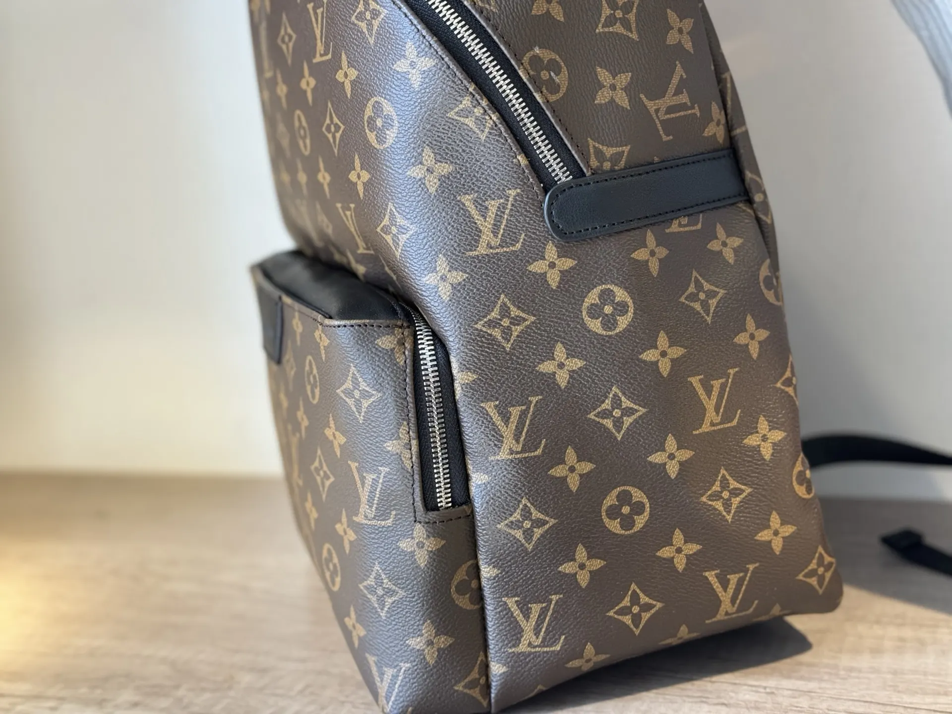 LV 潮男必备单品 潮牌雙肩背包 定制五金 设 雙肩包 实用雙肩款