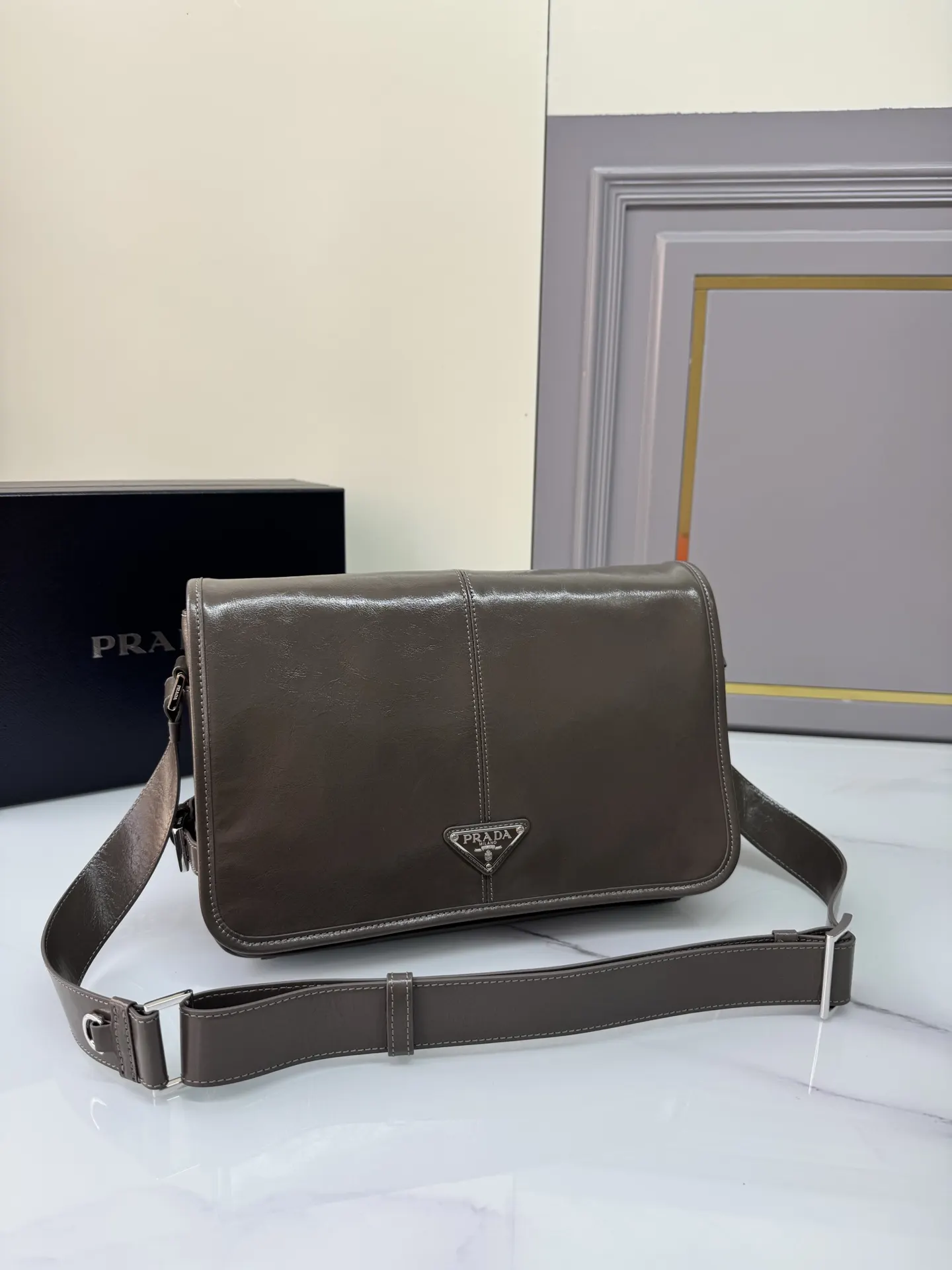 PRADA 皮革 三角标 邮差包 通勤百搭款