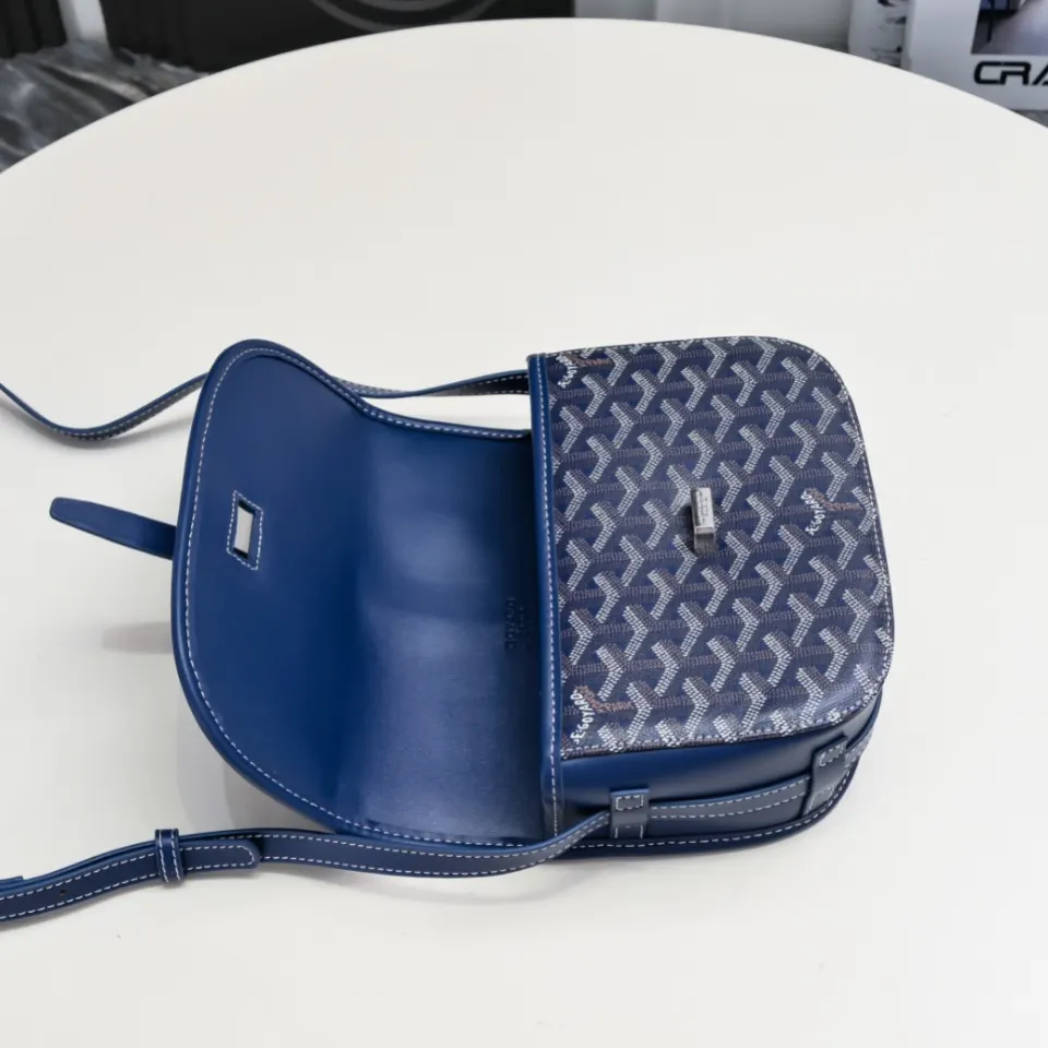 Goyard 皮质镶边以线条的方式凸显出包身轮廓 翻盖的皮质内衬亦 收纳包 旅行收纳款
