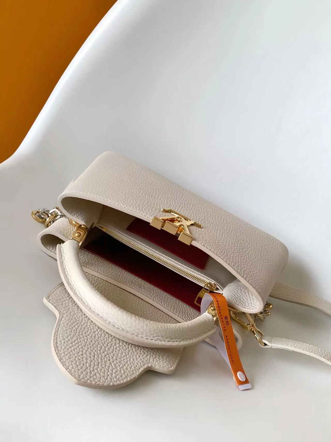 LV Capucines 黑色 米白 牛皮 鏈條包 精致鏈條款(數字9) LV Capucines 黑色 米白 牛皮 鏈條包 精致鏈條款(數字9)