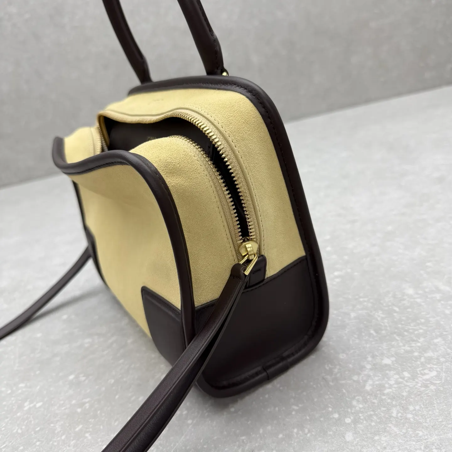 Loewe 皮革 ｛小磨砂杏｝出 Amazona 手袋 Am 斜挎包 轻便斜挎款