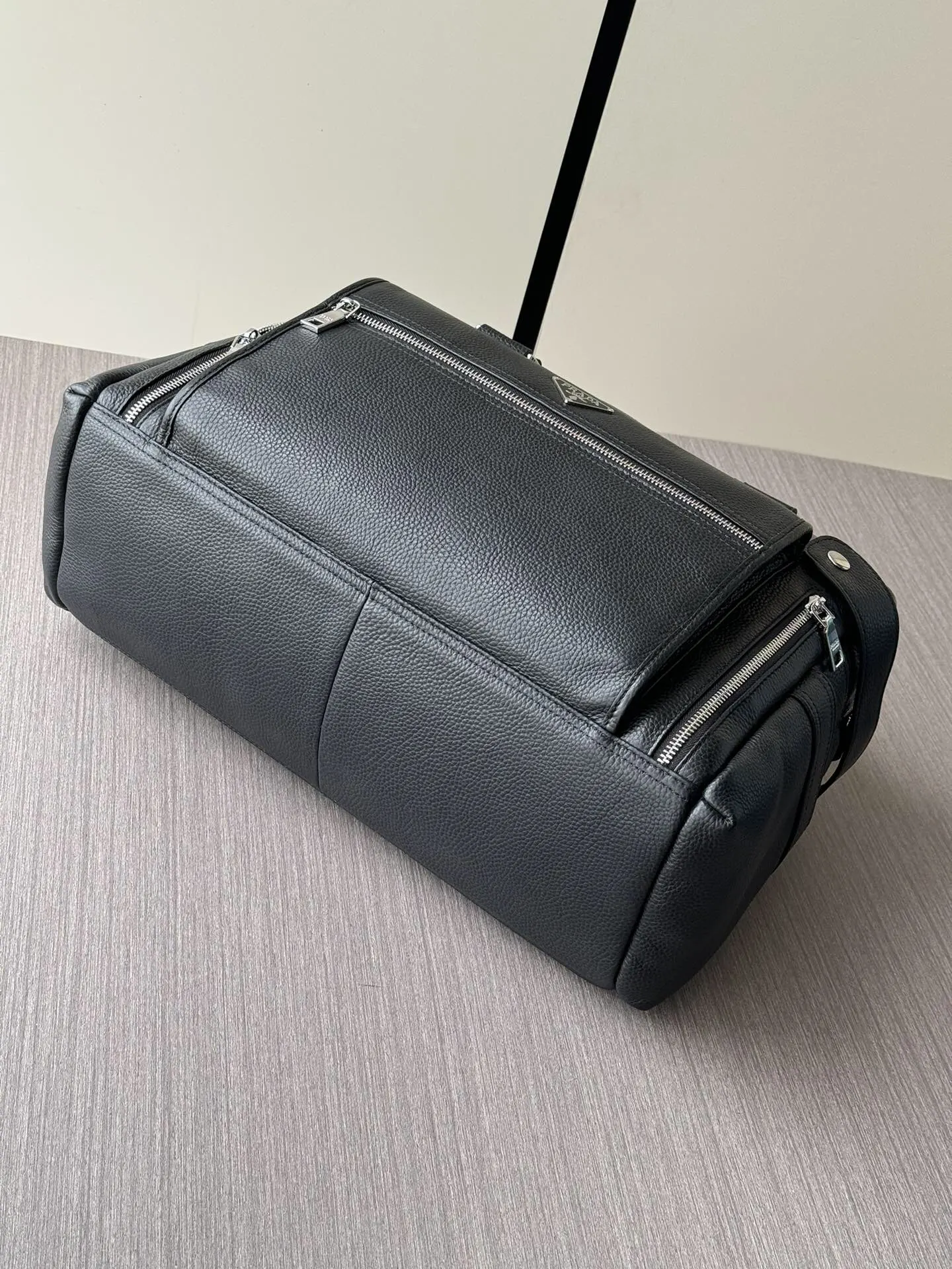 PRADA 黑色 牛皮 Logo 旅行包 轻便实用款