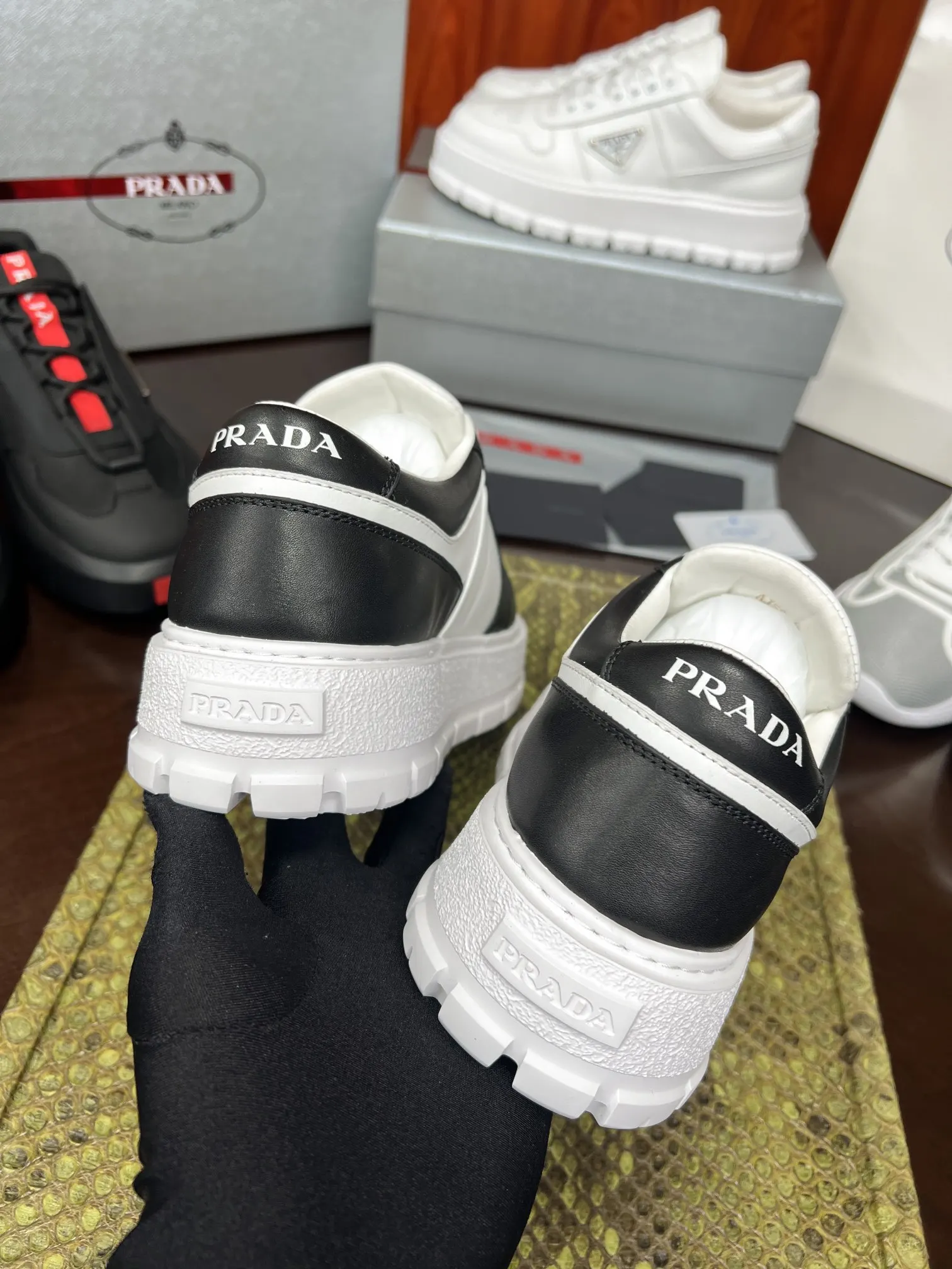 Prada 牛皮 休闲鞋 舒适