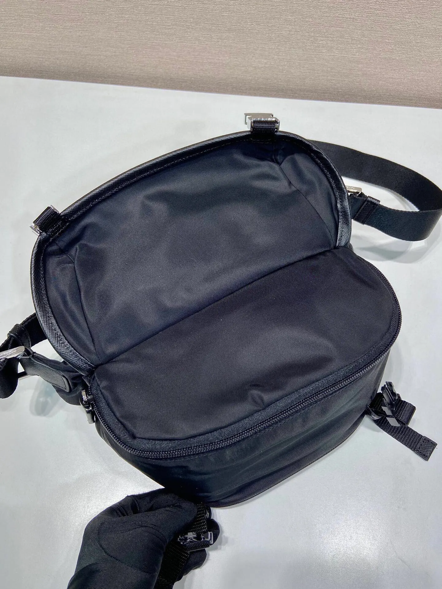 Prada Re-Nylon 迷你 皮革 Saffiano 十字纹 斜挎包