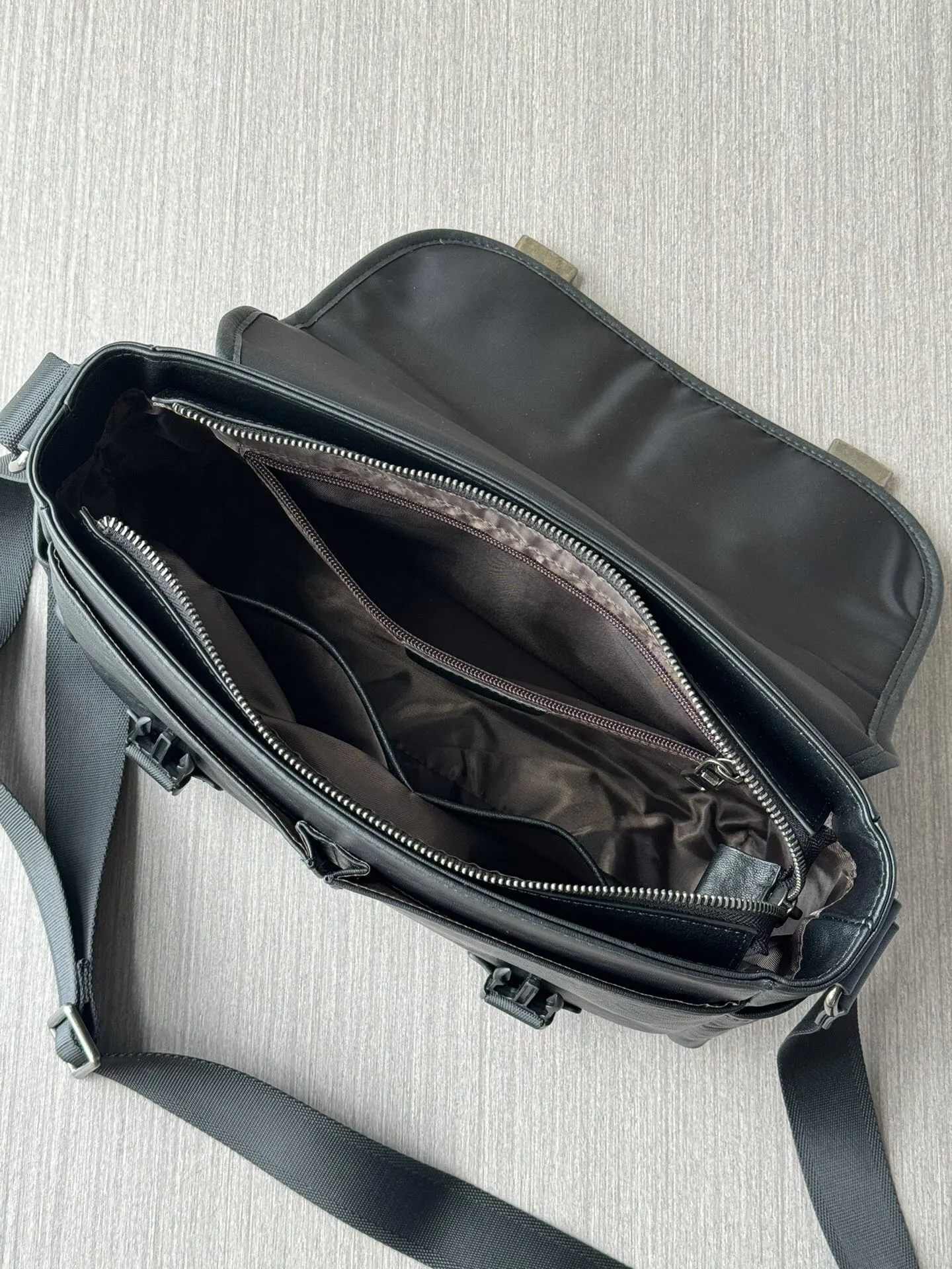 PRADA 黑色 牛皮 Logo 斜挎包 日常通勤款