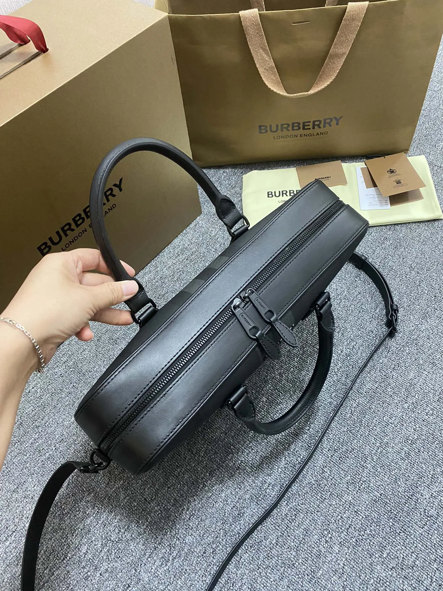 皮革 可缔造手提造型 或使用可拆式背带肩背携带 公文包 商务通勤款
