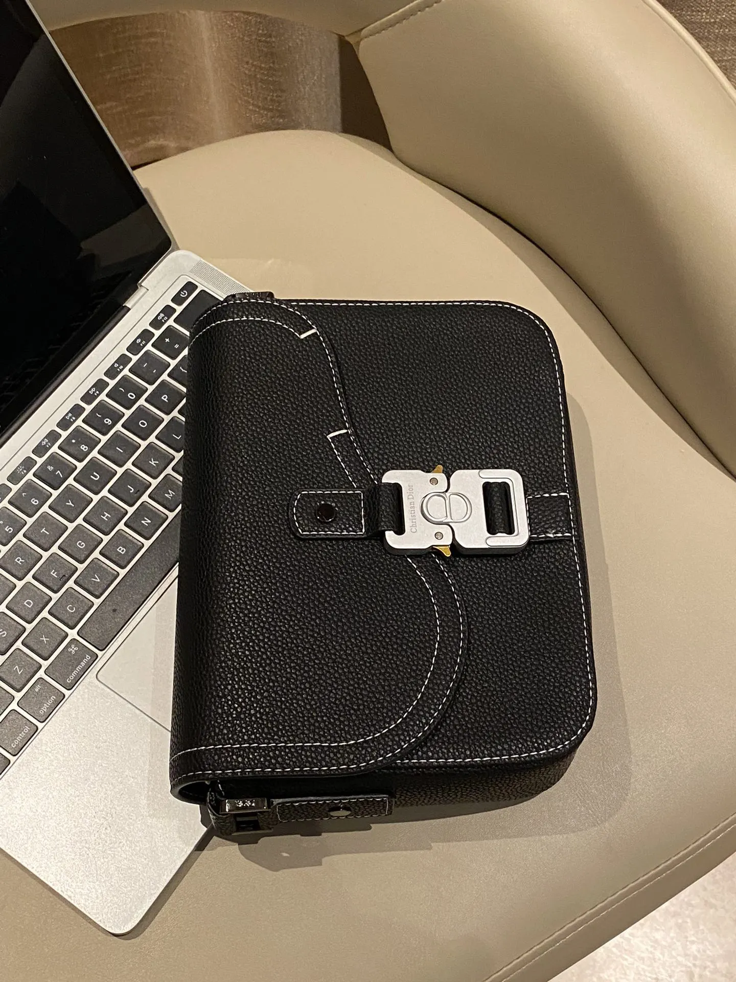 Dior Lady Dior 黑色皮革翻盖斜挎包 银扣通勤