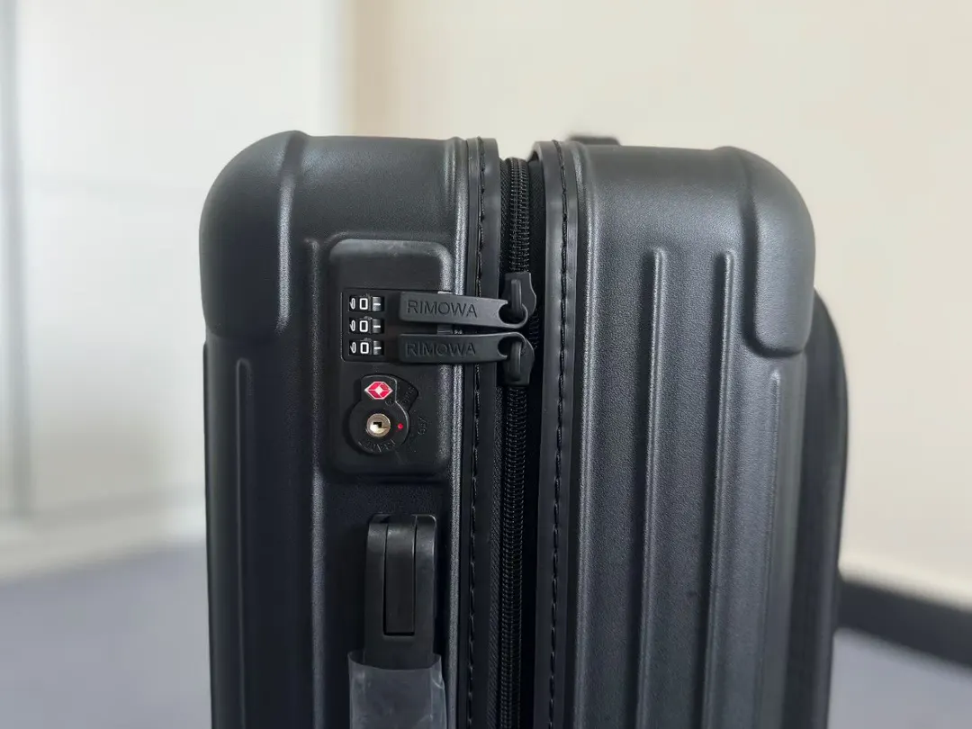 黑色 全新对 玫瑰 黑色Sleeve系列 尤其適合出 行李箱 旅行拉杆款 輕便出行款