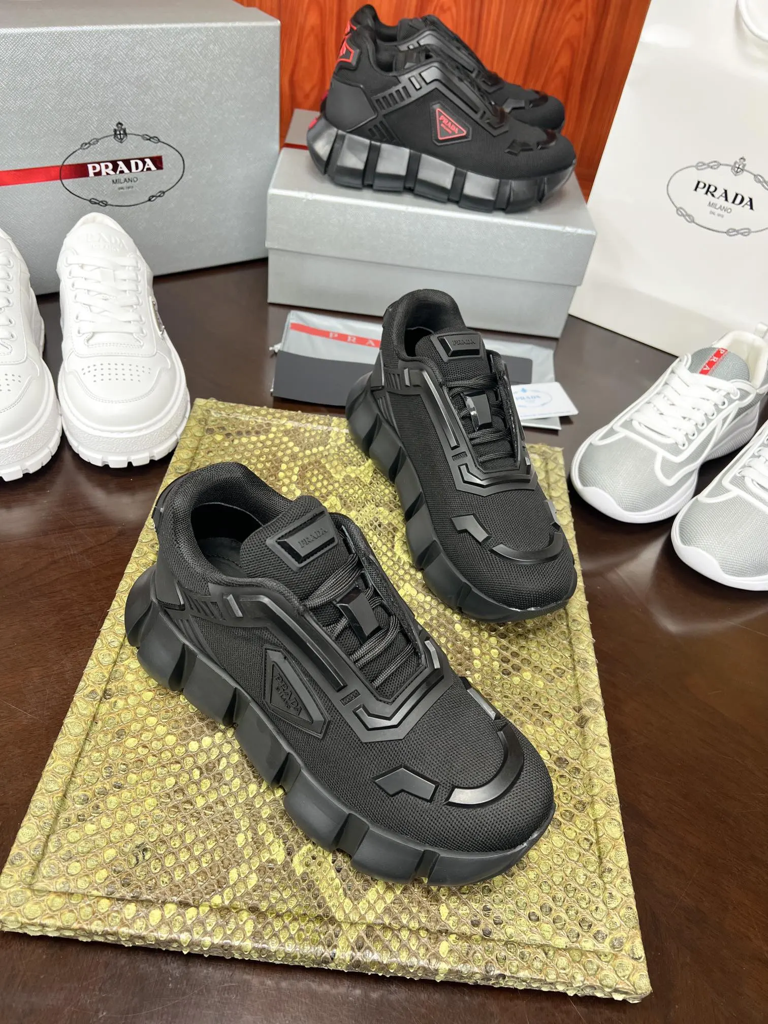 Prada 牛皮 休闲鞋 舒适