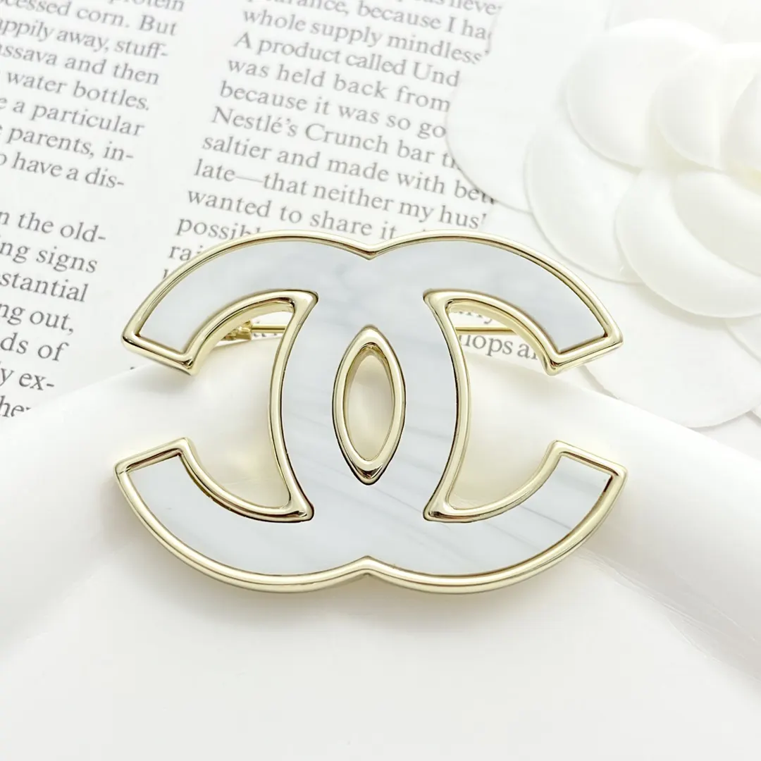 Chanel 白金 水墨白 双C 珐琅 胸针 造型点缀