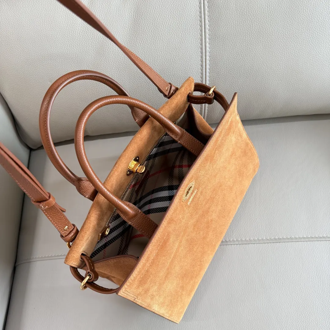 Burberry 米色 经过细腻打磨处理 呈现柔软觸感 托特包 大容量托特款