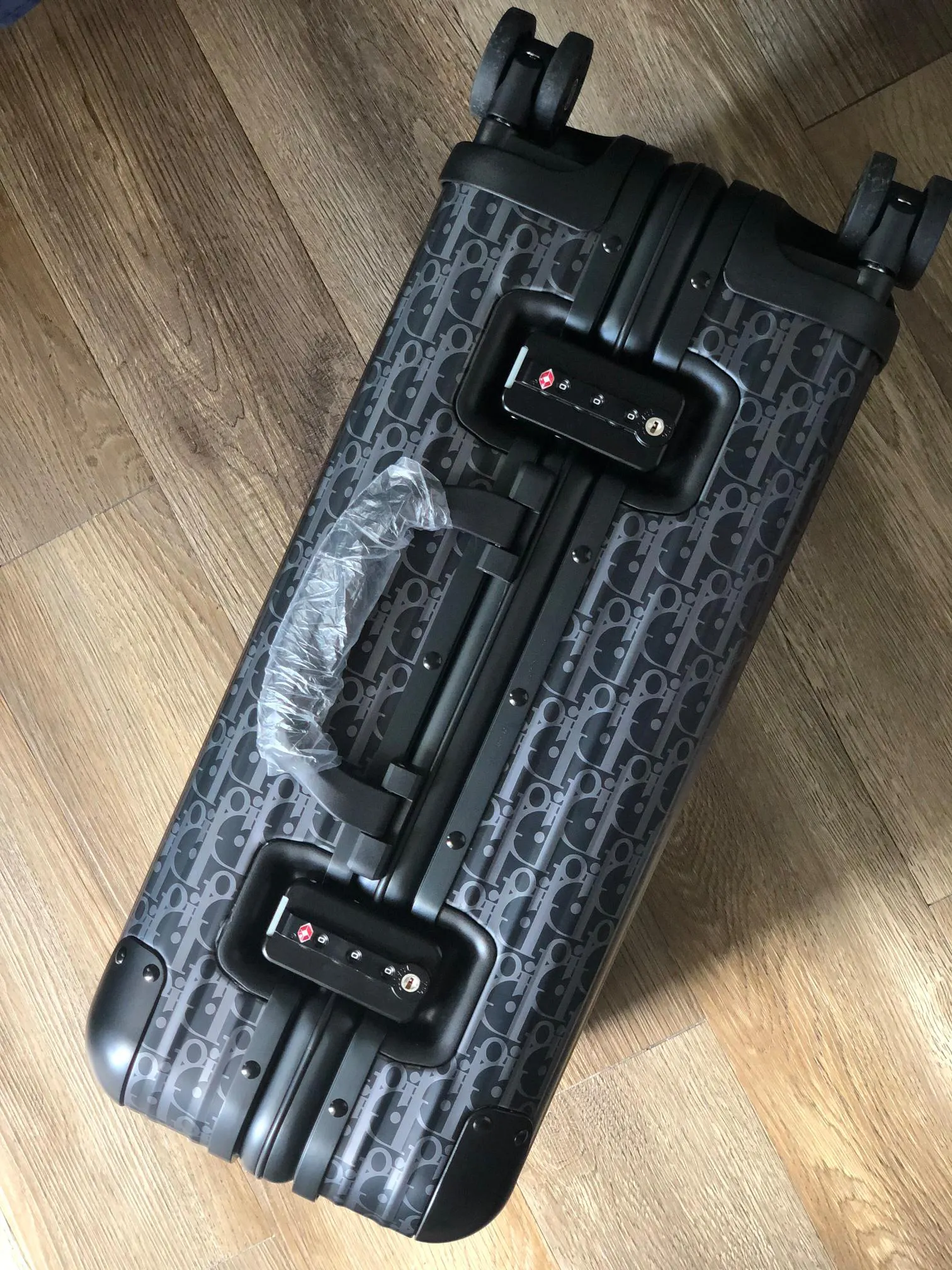 Dior 黑色 创新的阳极氧化技术赋予鋁制表面鲜亮色彩 寸 价 行李箱 旅行拉杆款 輕便出行款(數字8) Dior 黑色 创新的阳极氧化技术赋予鋁制表面鲜亮色彩 寸 价 行李箱 旅行拉杆款 輕便出行款(數字8)