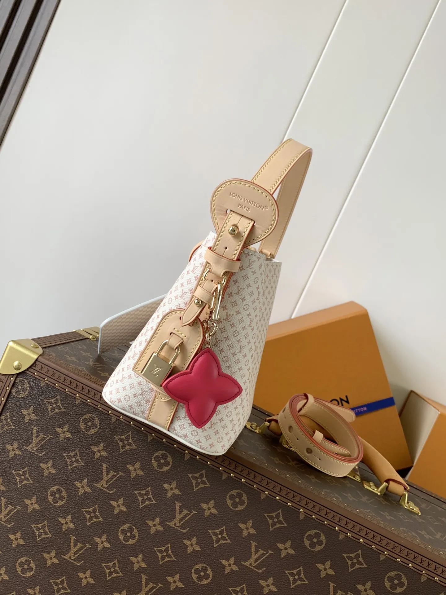 LV 白色壓紋水桶包 肩背款(數字11) LV 白色壓紋水桶包 肩背款(數字11)
