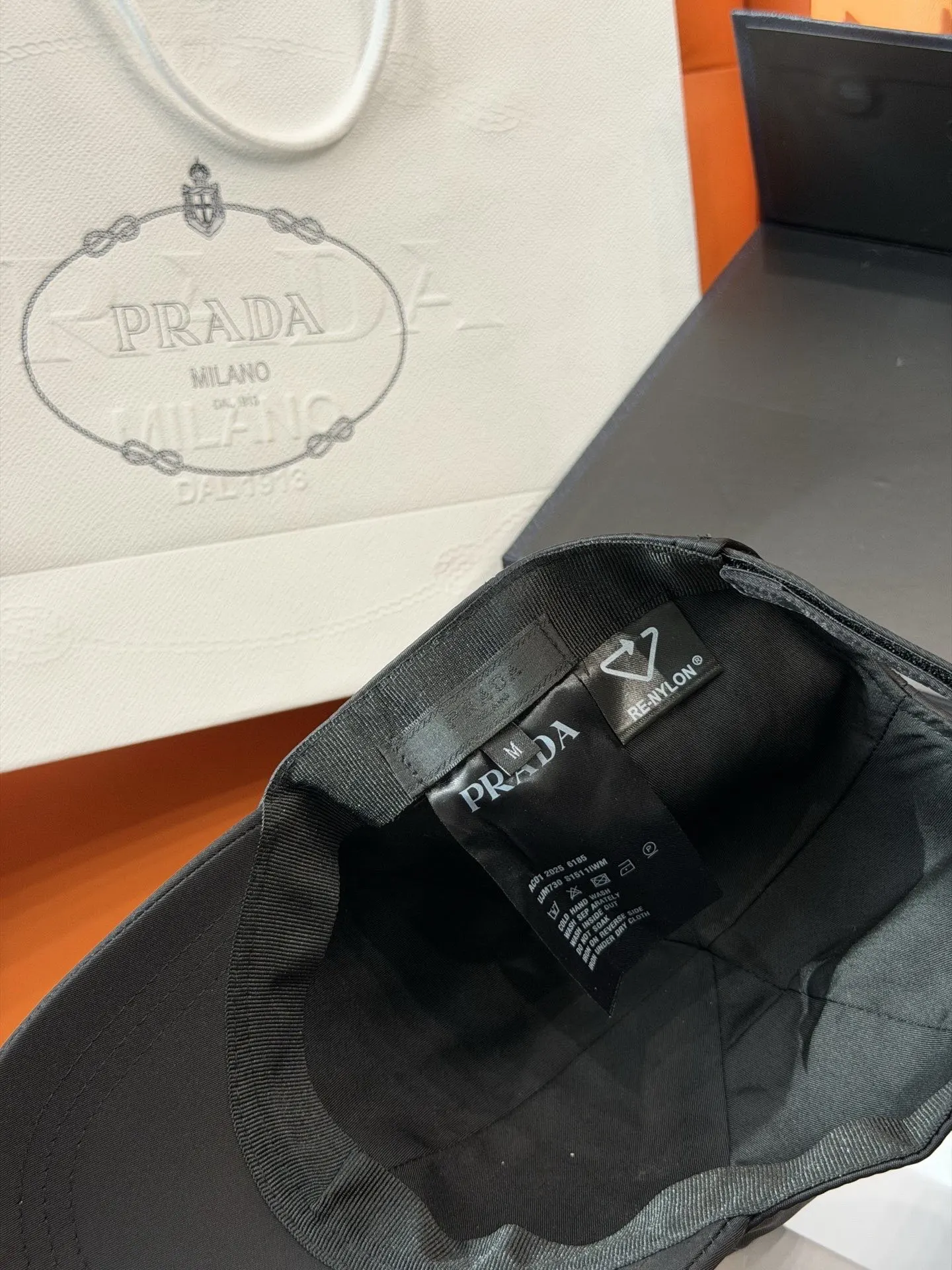 Prada Re-Nylon 黑色 三角标 帽子