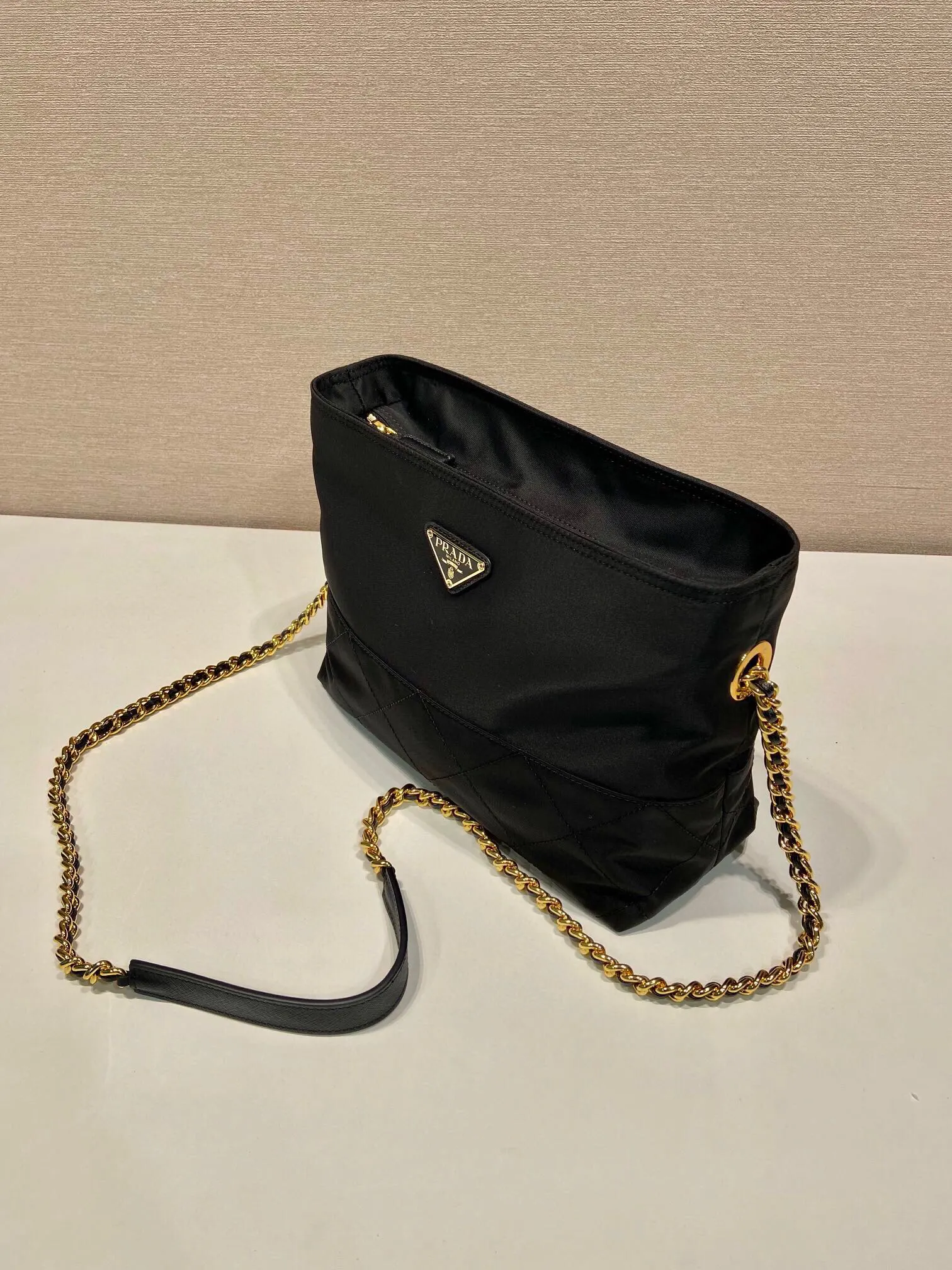 PRADA 1BD645 Re-Nylon尼龙 链条 斜挎包 精致链条款