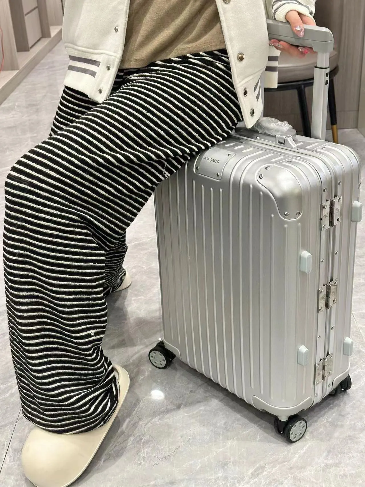 Black Silver Suitcase Travel Lightweight Image 8 Black Silver Suitcase Travel Lightweight Image 8