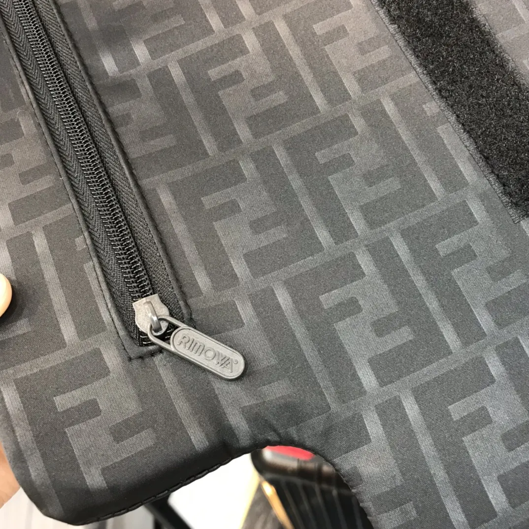 Fendi 黑色 藍色 rimowa 一见钟情或许就是当你第一眼见到它的 行李箱 旅行拉杆款 輕便出行款(數字8) Fendi 黑色 藍色 rimowa 一见钟情或许就是当你第一眼见到它的 行李箱 旅行拉杆款 輕便出行款(數字8)