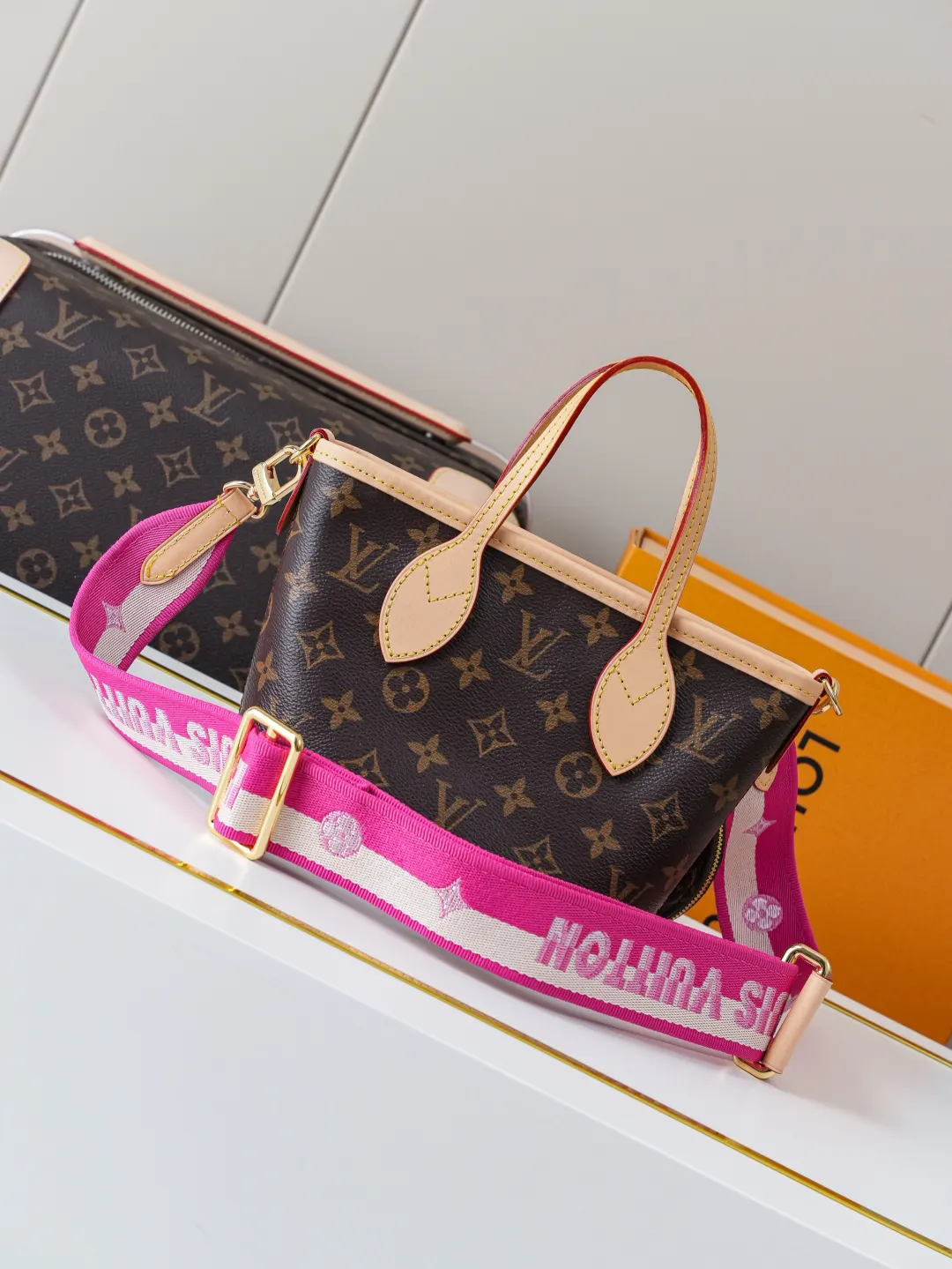 LV Neverfull tote bag, high-capacity commuter model Image 3 LV Neverfull tote bag, high-capacity commuter model Image 3