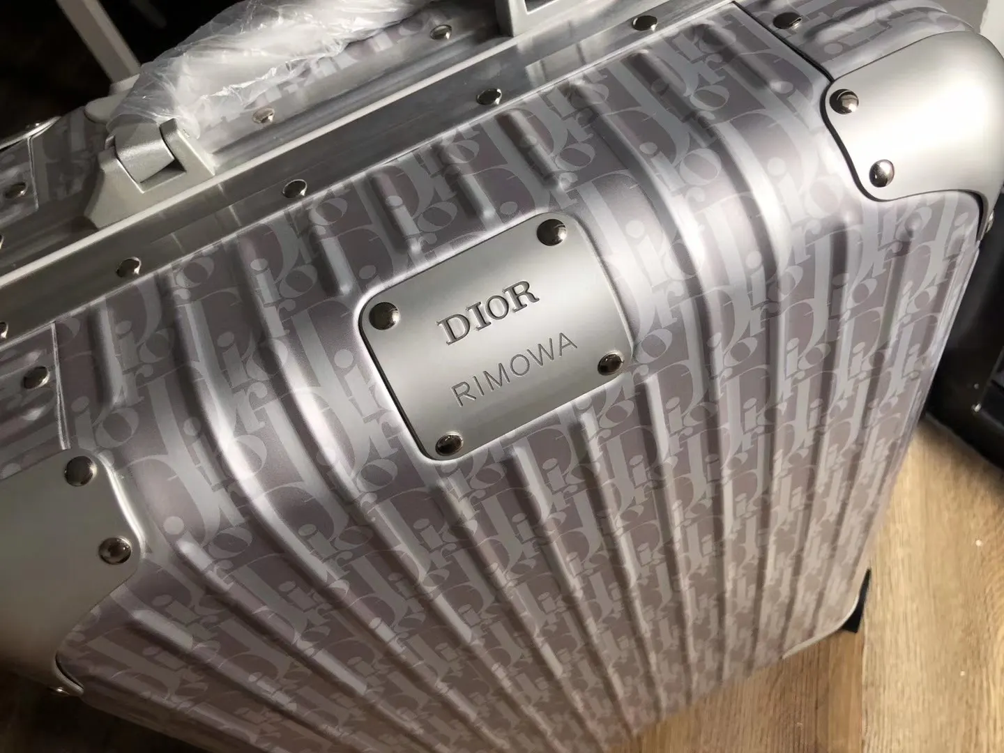 Dior 黑色 创新的阳极氧化技术赋予鋁制表面鲜亮色彩 寸 价 行李箱 旅行拉杆款 輕便出行款
