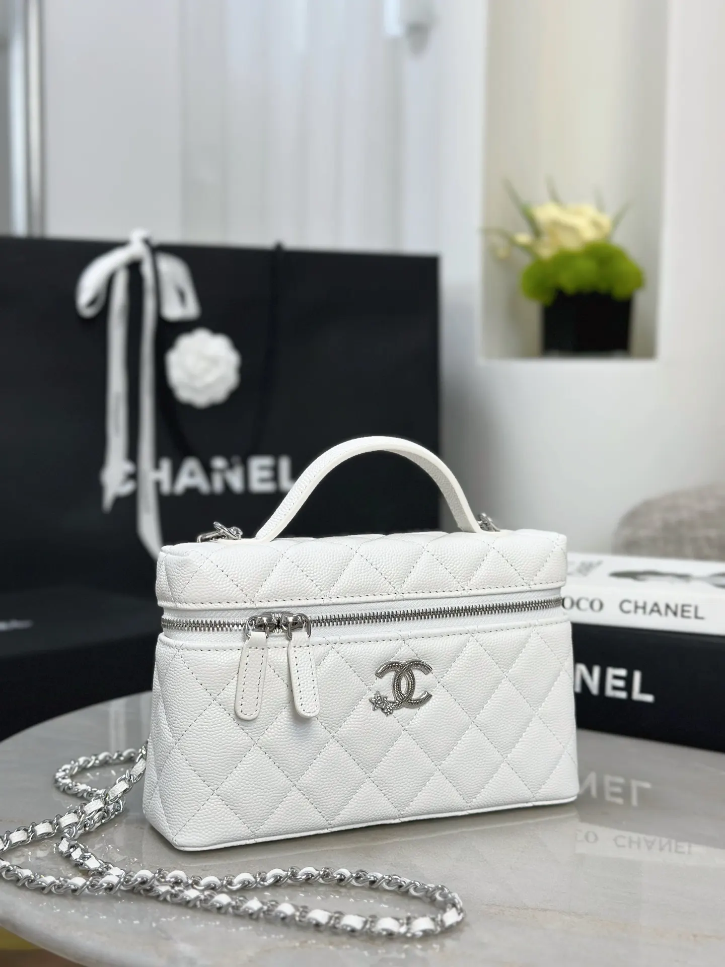 CHANEL 19 Bag 白色荔枝纹牛皮链条包 迷你款