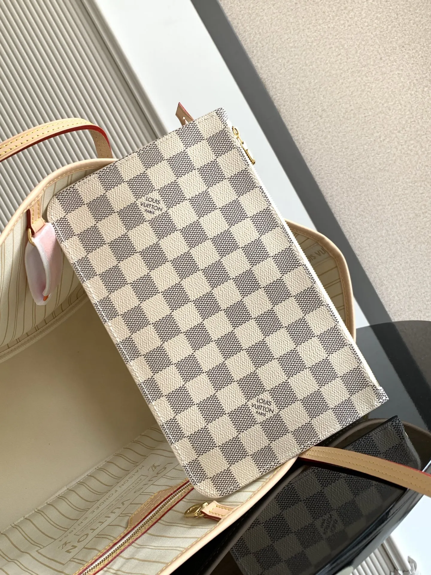 牛皮 两侧饰带无论束紧或舒展 均可展现别样风采 托特包 大容量托特款