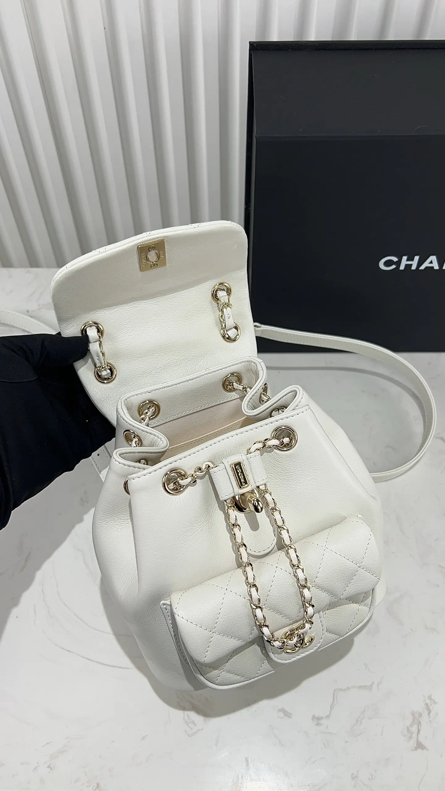 CHANEL 白色 小牛皮 雙肩包 实用雙肩款(數字9) CHANEL 白色 小牛皮 雙肩包 实用雙肩款(數字9)