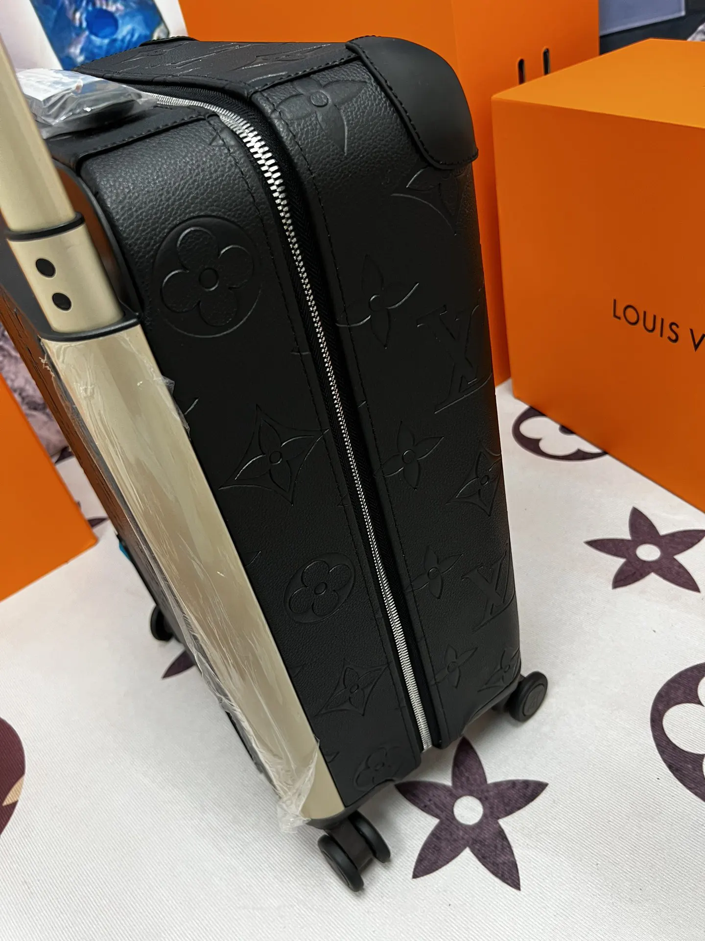 LV 赠送 保护套一个 防尘袋一个 共 只 行李箱 旅行拉杆款 輕便出行款