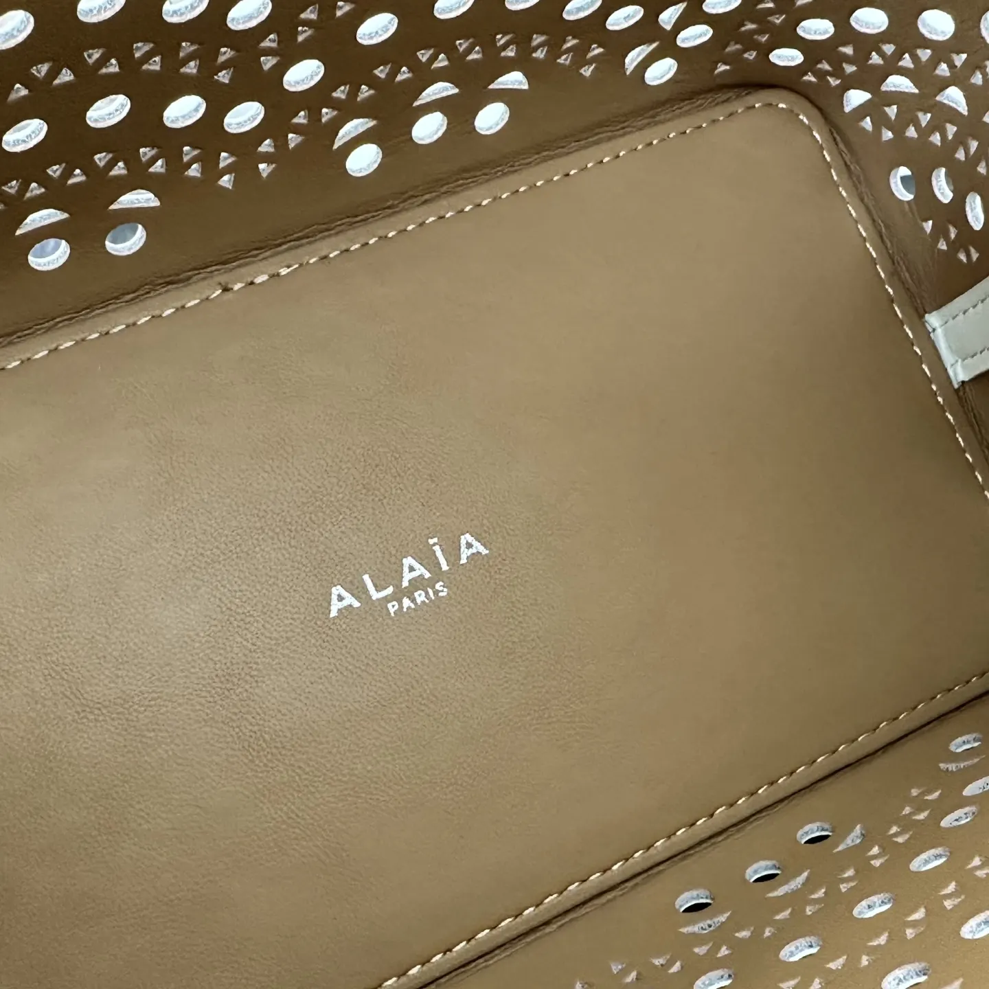 白色 牛皮 ALAÏA 中号 白色 波浪图案 ALAIA 托特包 大容量托特款