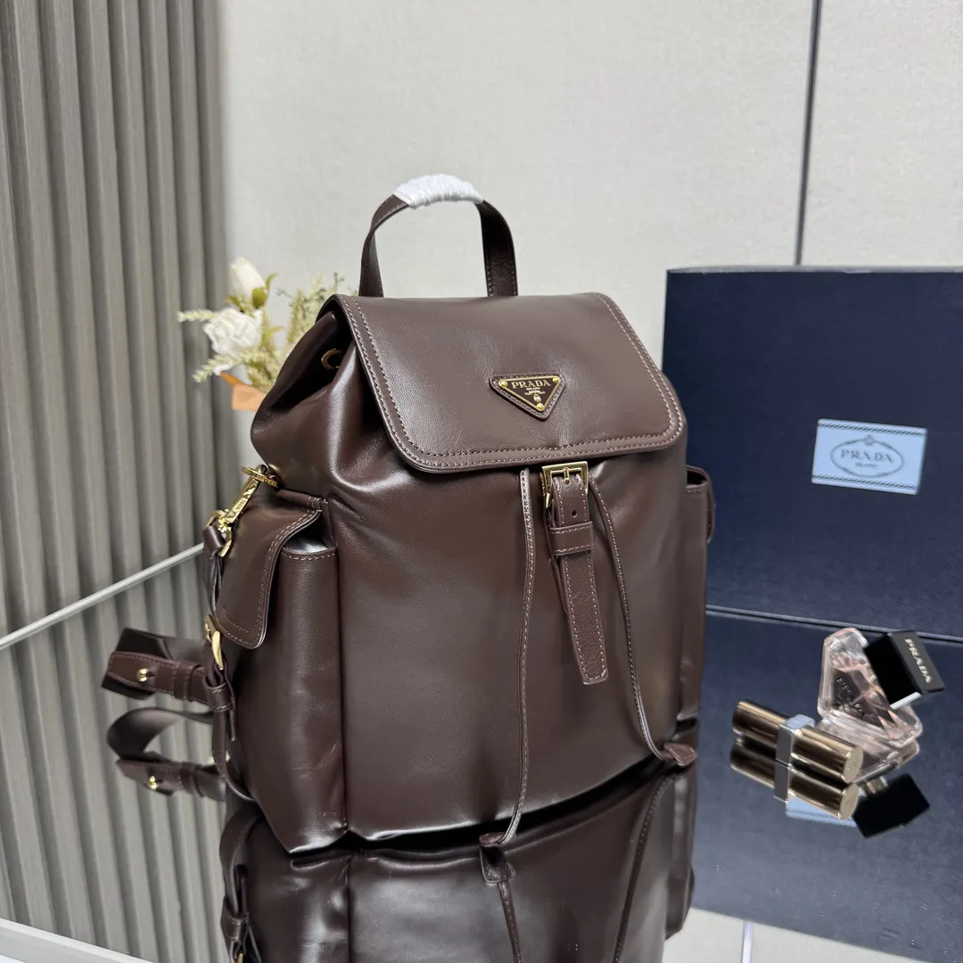 PRADA 羊皮 双肩背包 轻便实用款
