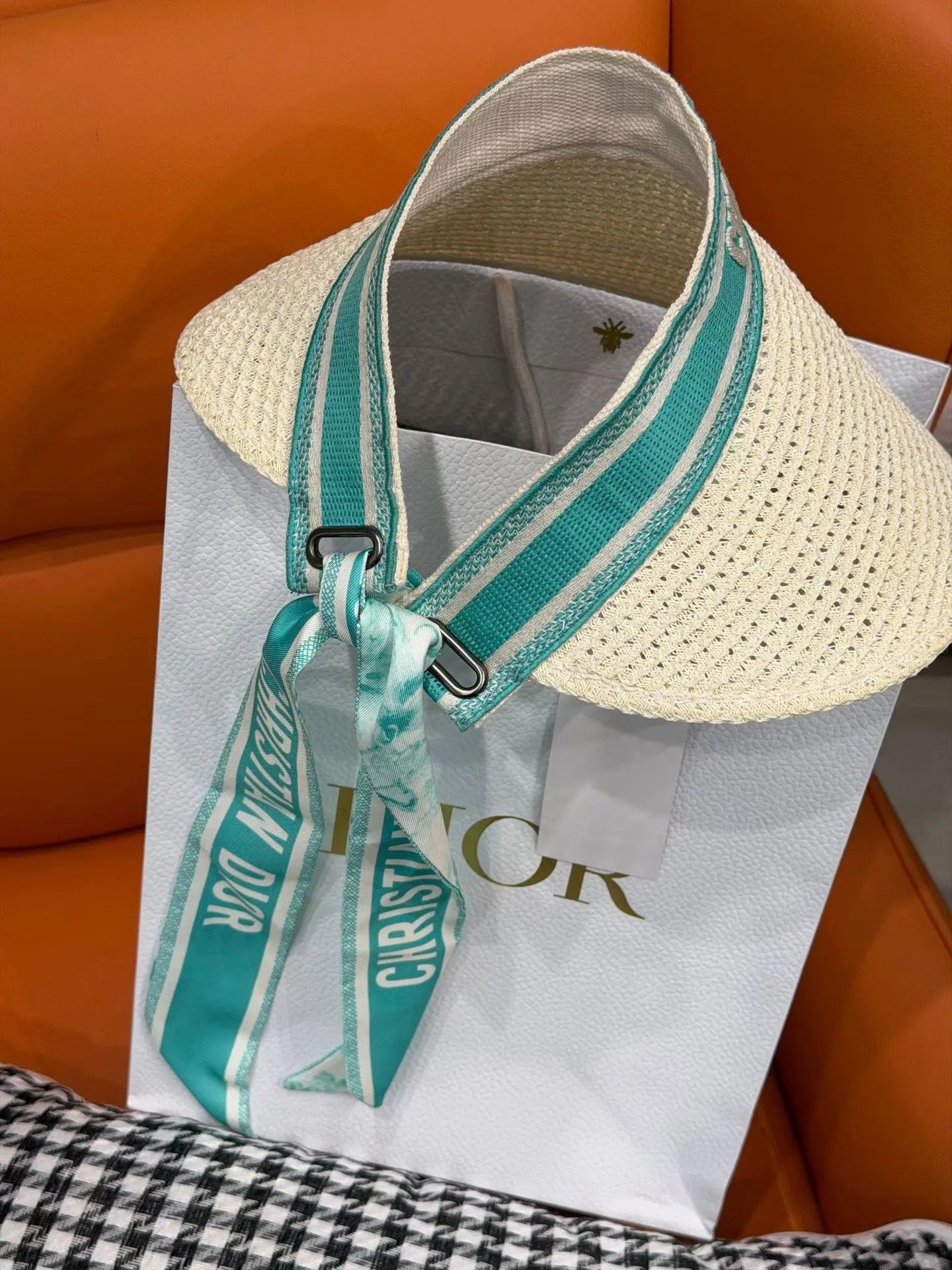 Dior 米白色帽子 精緻配飾(數字5) Dior 米白色帽子 精緻配飾(數字5)