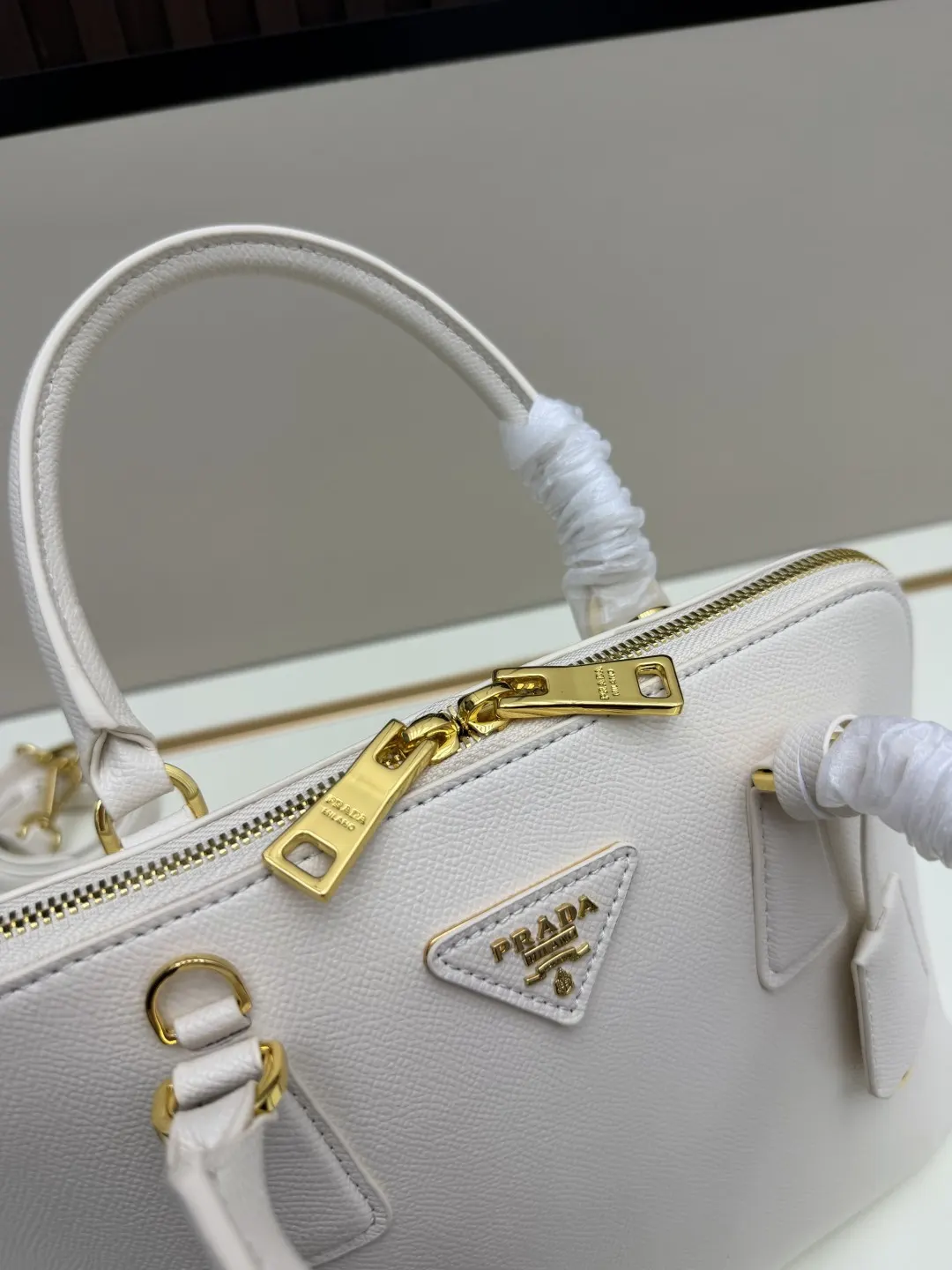 Prada Saffiano 十字纹牛皮 Logo 手提包