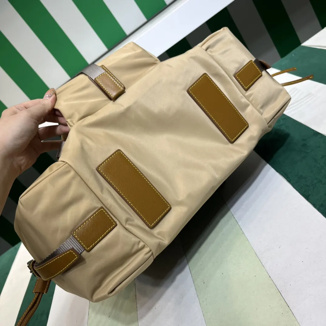 Prada 小牛皮 双肩包 实用双肩款