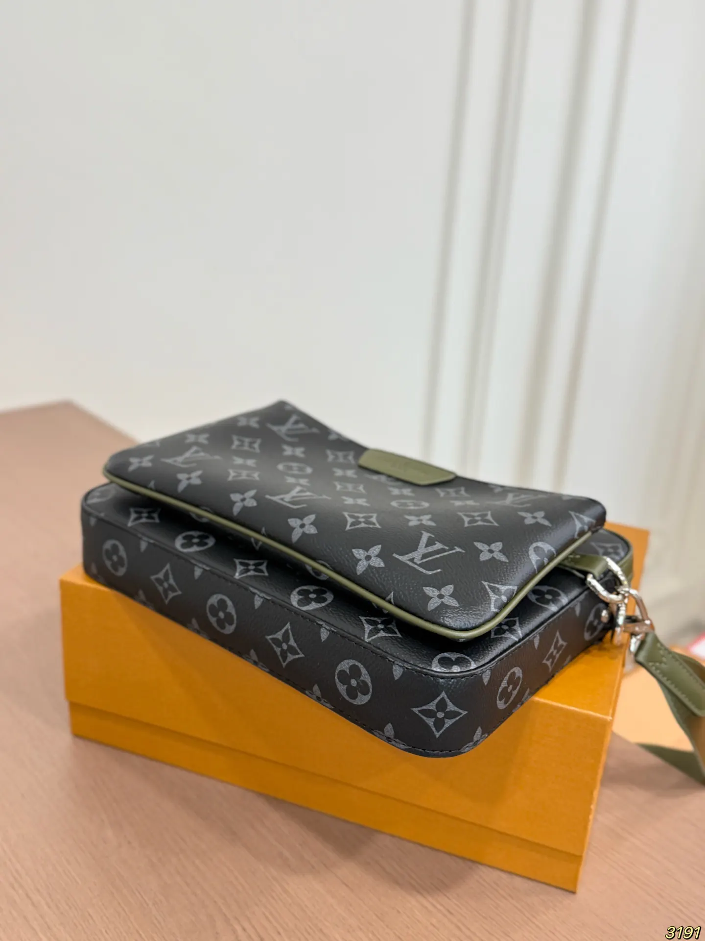 LV Trio 三合一邮差包 拉链前袋和零錢包均可拆卸 手拿包 精致手拿款