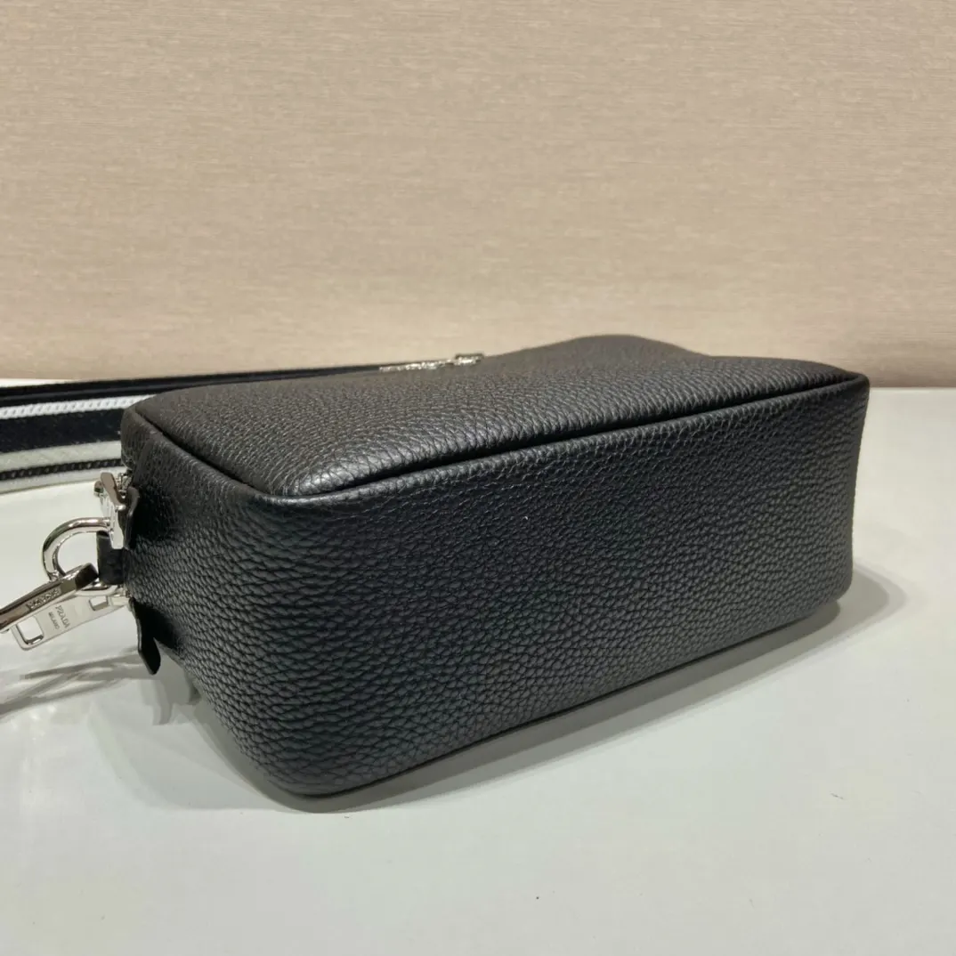 PRADA 鹿皮 牛皮 双肩背包 轻便实用款