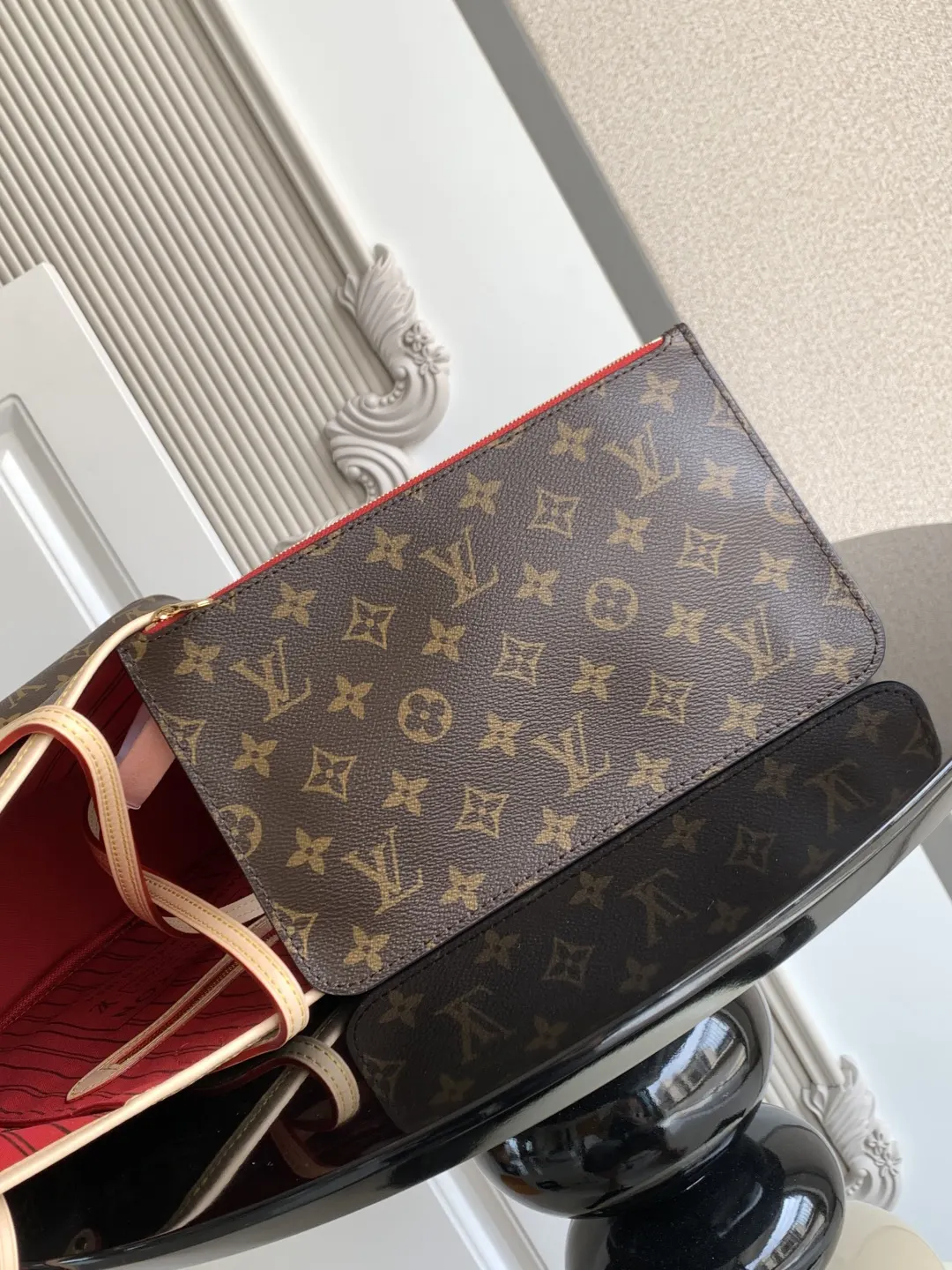 牛皮 两侧饰带无论束紧或舒展 均可展现别样风采 托特包 大容量托特款