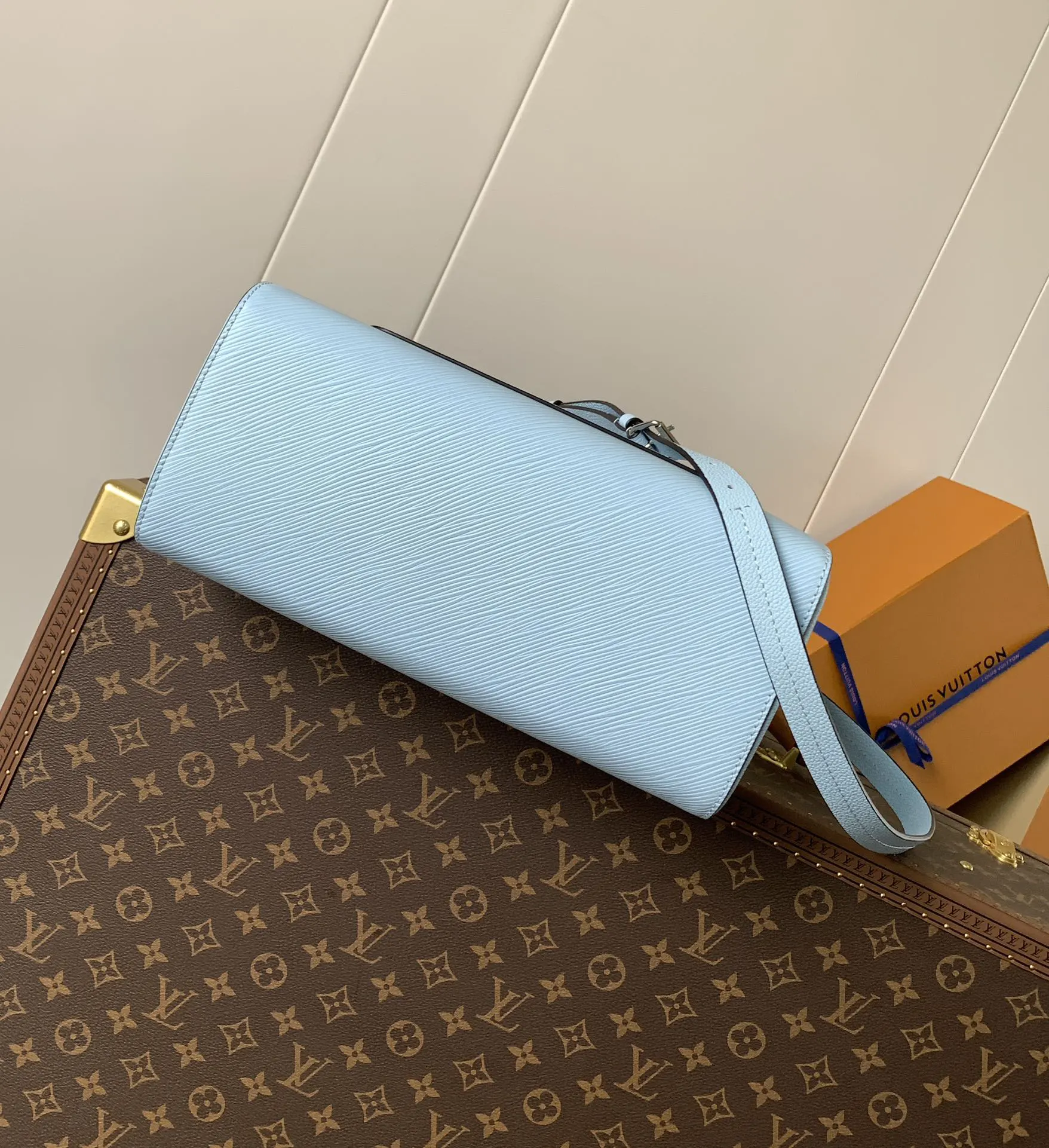 LV 黑白配色 斜背包(數字3) LV 黑白配色 斜背包(數字3)