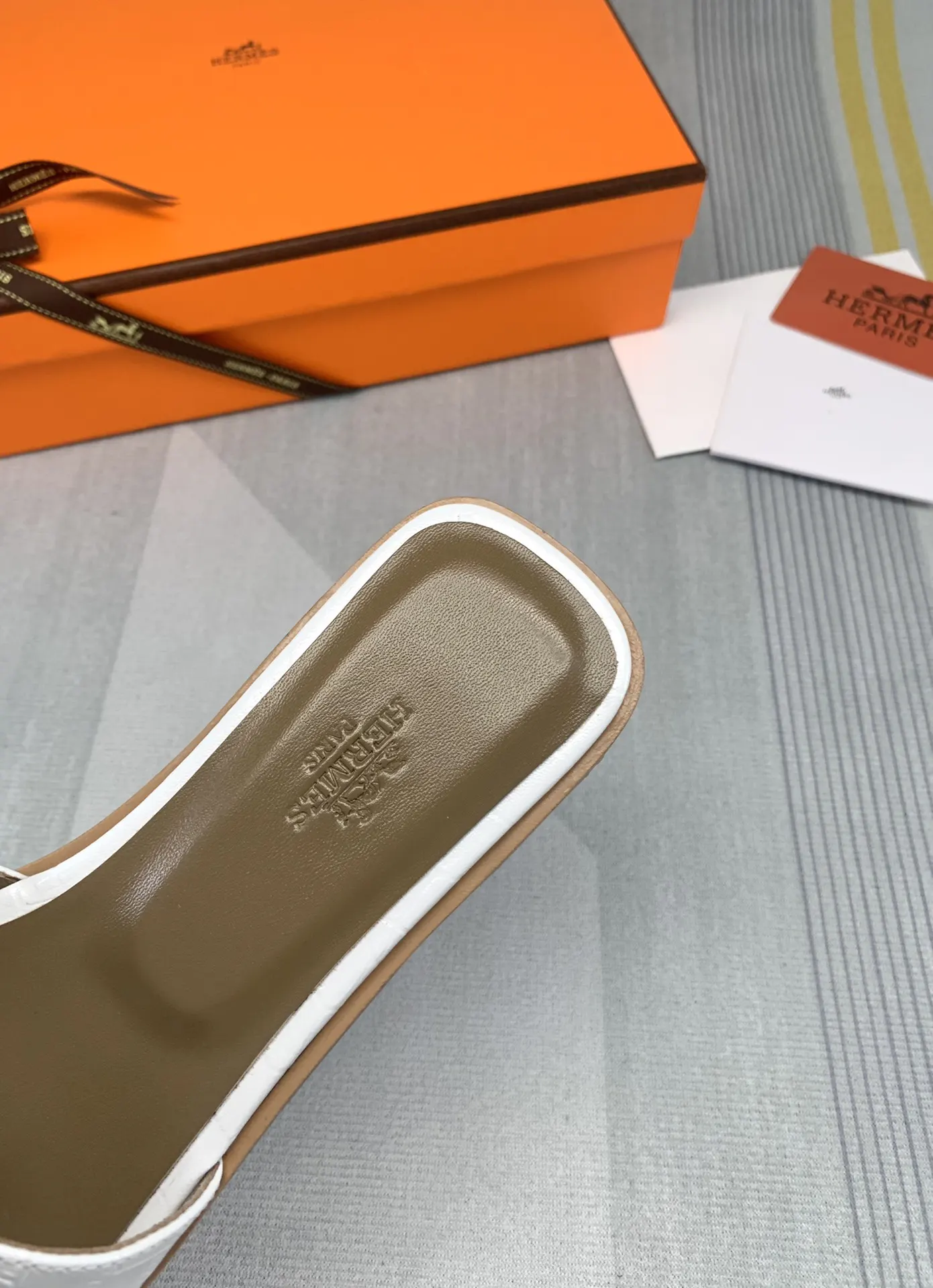 Hermès Oran 白色 鳄鱼纹牛皮 拖鞋 舒适