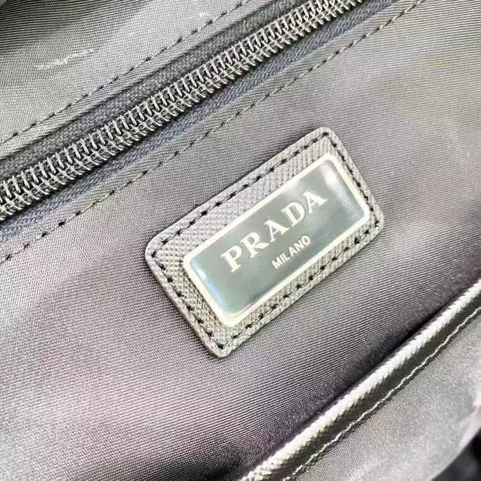 Prada 珐琅三角形微标 雙肩包 实用雙肩款