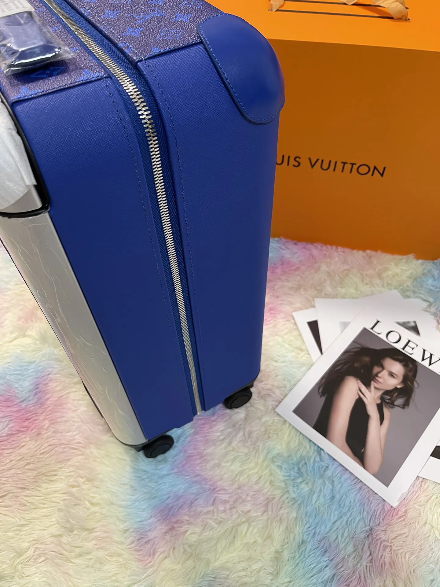 LV 银色 帆布 工业设计行业翘楚 Marc Newson 为 行李箱 旅行拉杆款 轻便出行款