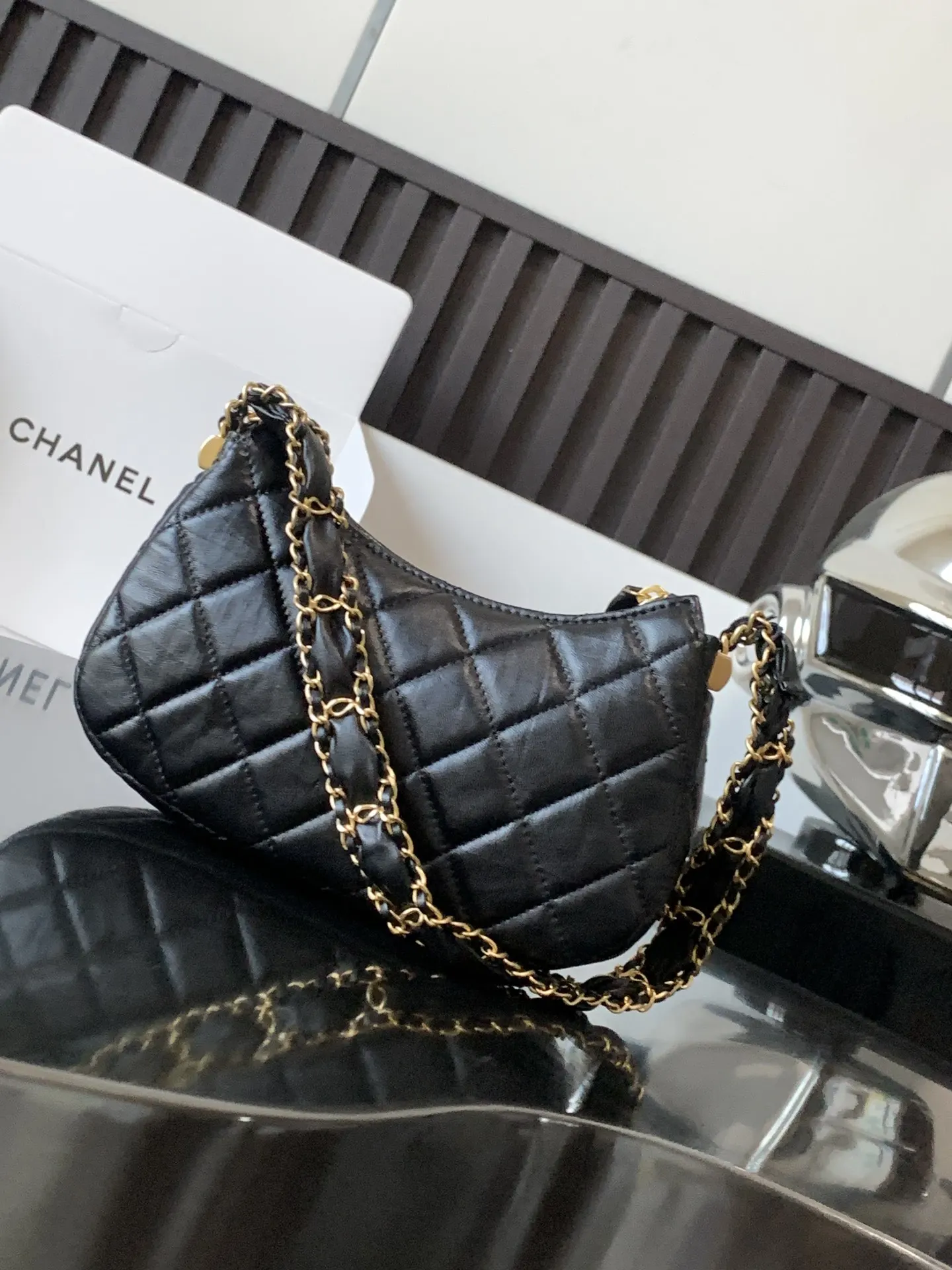 Chanel 黑色油蜡皮Hobo腋下包 链条装饰