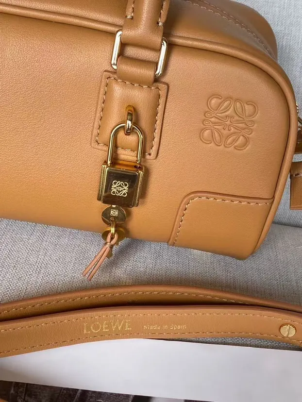Loewe 金色 牛皮 明星同款 纳帕牛皮革 Amazona 手袋 收纳包 旅行收纳款