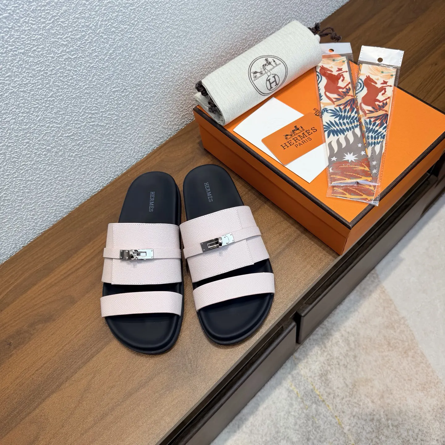 Hermès 经典 小牛皮 拖鞋 舒适