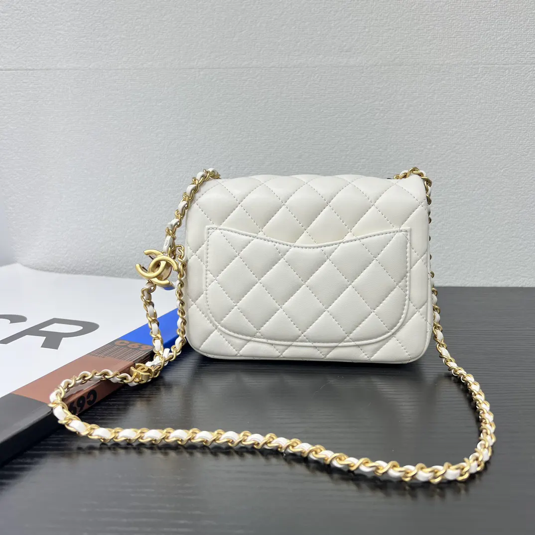 Chanel 米白色小羊皮菱格鏈條包 金扣