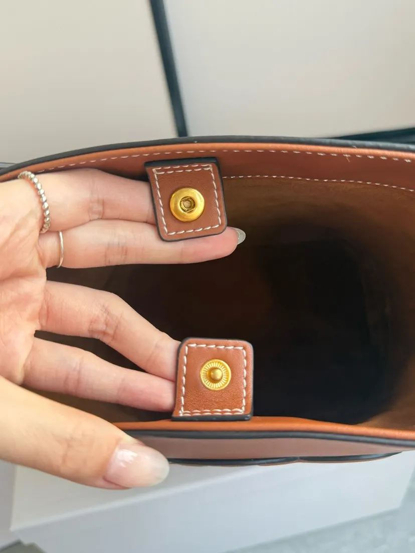 棕色 牛皮 cuir水桶包 棕色 凯旋门浮雕全皮斜挎水桶 低调简 休閒水桶款(數字9) 棕色 牛皮 cuir水桶包 棕色 凯旋门浮雕全皮斜挎水桶 低调简 休閒水桶款(數字9)