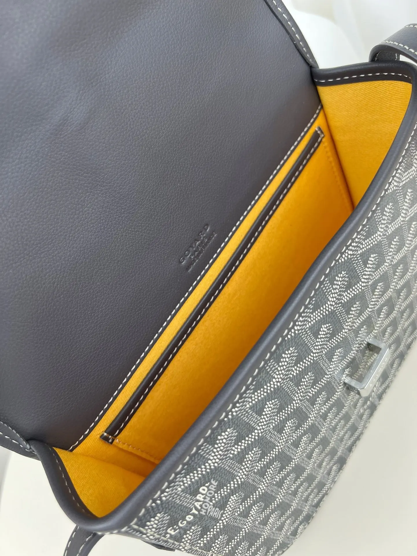 Goyard 戈雅 邮差包～ 斜挎包 轻便斜挎款